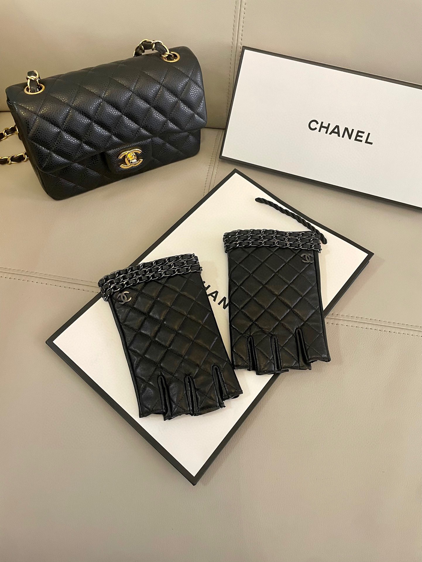 NO:618124,Hot style, super recommended, very beautiful to get, must keep for yourself [top original order] The official website synchronizes the new high-end woolen short gloves for women, 100% imported lambskin with sheepskin lining. The leather is bright and full, soft and delicate. The feel is first-class. Look for the imported sheepskin with a unique feel. Original hardware. Top-notch workmanship. No detail is spared. Genuine version. Purchasing level. Counter one to one. Comes with packaging box. Size M.  L gloves, gloves, sheepskin, gloves19860909爆款到 超级推荐款 上手特美美 必须自留款【顶级原单】官网同步女士新款高档毛呢短款手套百分百选用进口小羊皮 内里羊丝里 皮质光泽鲜亮饱满 柔软细腻 手感一流认准进口羊皮特有手感原版五金 顶级做工任何细节都不放过正品开版 代购级别 专柜一比一 配包装盒 码数 M L手套,手套,sheepskin,gloves,accessory