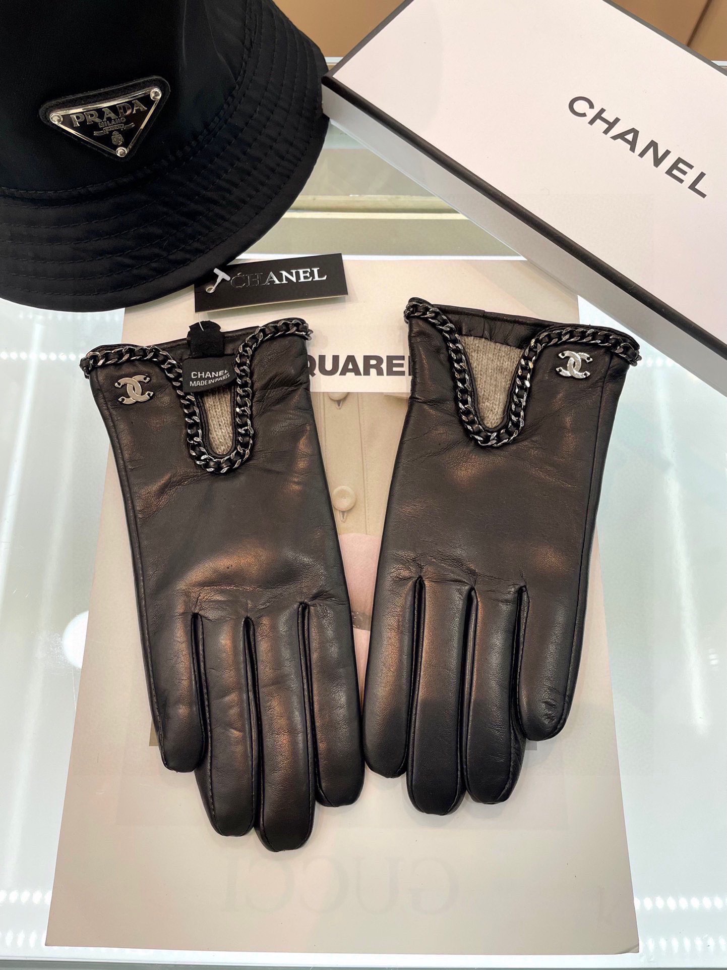 NO:618144,Chanel's latest original gloves are made of imported polished leather. Original quality. The official website synchronizes the new high-end sheepskin gloves for women, which are 100% made of imported lambskin. The velvet lining is warmer and more comfortable. The leather is bright and full, soft and delicate. It feels first-class. Look for imported sheepskin with a unique feel. Original hardware. Top-notch workmanship. No detail is spared. Genuine version. Purchasing level. Counter one to one. Comes with packaging box. Size M L gloves, gloves, chanel, sheepskin, gloves.19860909Chanel最新款原版手套 采用进口抛光皮 原单质量 官网同步女士新款高档羊皮手套百分百选用进口小羊皮 内里绒里保暖舒适更佳 皮质光泽鲜亮饱满 柔软细腻 手感一流认准进口羊皮特有手感原版五金 顶级做工任何细节都不放过正品开版 代购级别 专柜一比一 配包装盒 码数M L手套,手套,chanel,sheepskin,gloves,accessory