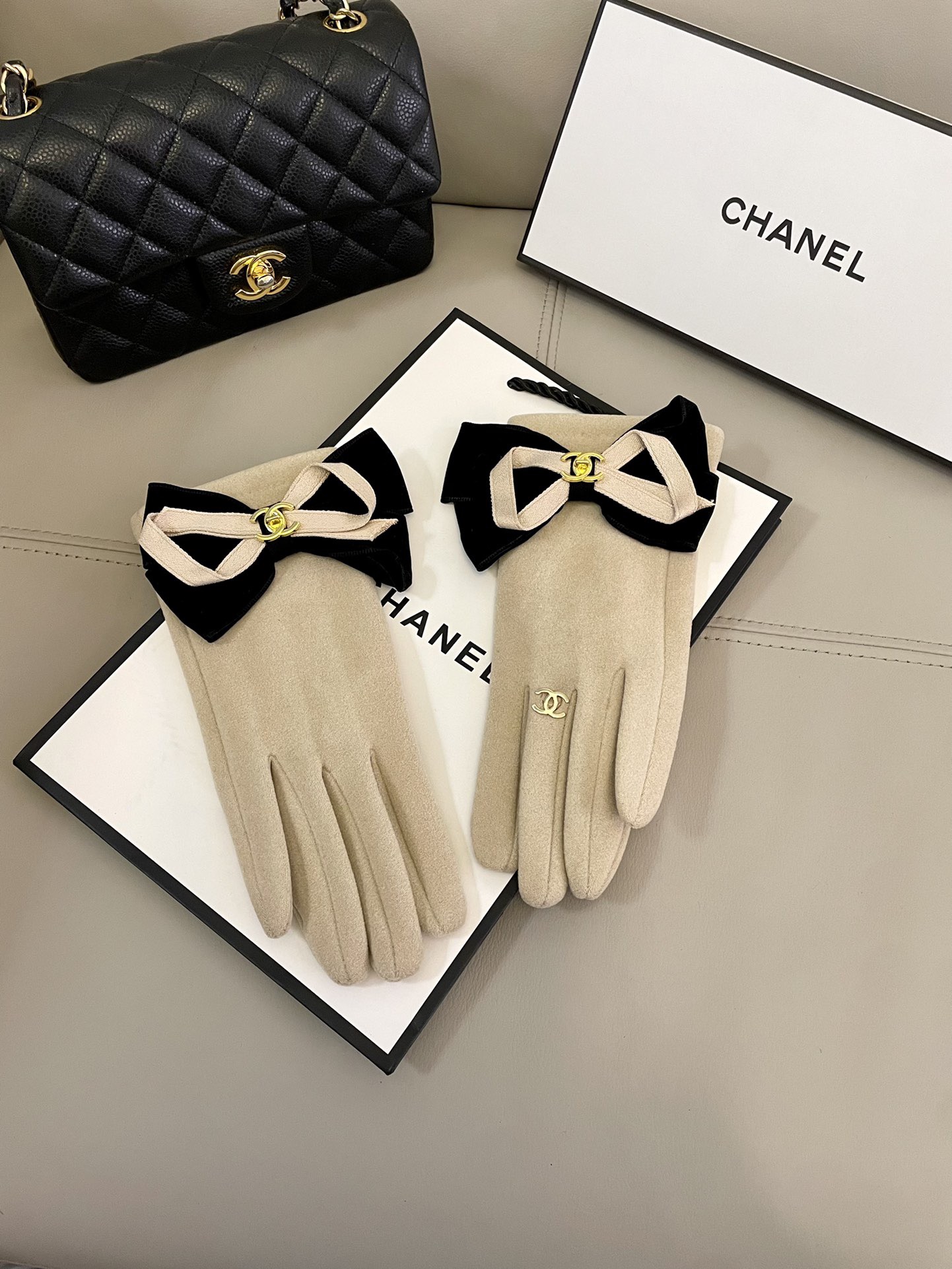 NO:618155,Chanel's new wool gloves feel softer, finer and creamier. They are skin-friendly, have better heat retention and natural dyes, and are dyed at low temperature. They present the purest, richest and fullest colors. The color fastness has been tested and have excellent warmth retention. They are soft to the touch and feel velvety and velvety to the touch, making you want to put them down. The most important functions are touch screen gloves and quality levers. With 2-finger touch screen. One-size-fits-all gloves, gloves, chanel, gloves.19860909香奈儿新款羊毛手套 手感更软细糯腻 亲肤,保性暖更好天然染料,低温染色 呈最现纯粹,浓郁饱的满颜色,色牢度经检过测,保暖性极佳 柔软的触感,摸起来带绒有绒感,令人爱释不手.最主要的能功是触屏手套、质杠量杆滴 .带2指触屏 码数 均码手套,手套,chanel,gloves,accessory