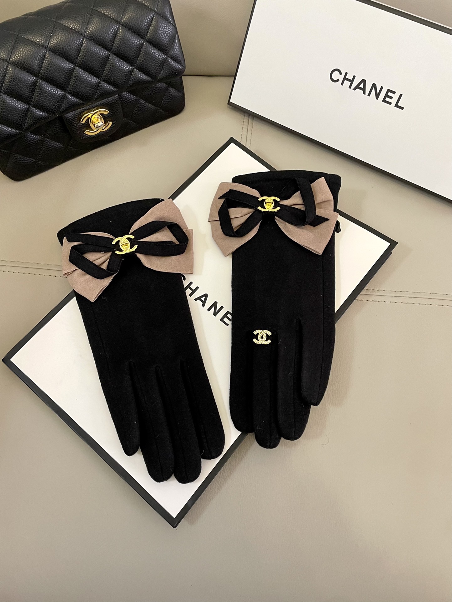 NO:618158,Chanel's new wool gloves feel softer, finer and creamier. They are skin-friendly, have better heat retention and natural dyes, and are dyed at low temperature. They present the purest, richest and fullest colors. The color fastness has been tested and have excellent warmth retention. They are soft to the touch and feel velvety and velvety to the touch, making you want to put them down. The most important functions are touch screen gloves and quality levers. With 2-finger touch screen. One-size-fits-all gloves, gloves, chanel, gloves.19860909香奈儿新款羊毛手套 手感更软细糯腻 亲肤,保性暖更好天然染料,低温染色 呈最现纯粹,浓郁饱的满颜色,色牢度经检过测,保暖性极佳 柔软的触感,摸起来带绒有绒感,令人爱释不手.最主要的能功是触屏手套、质杠量杆滴 .带2指触屏 码数 均码手套,手套,chanel,gloves,accessory