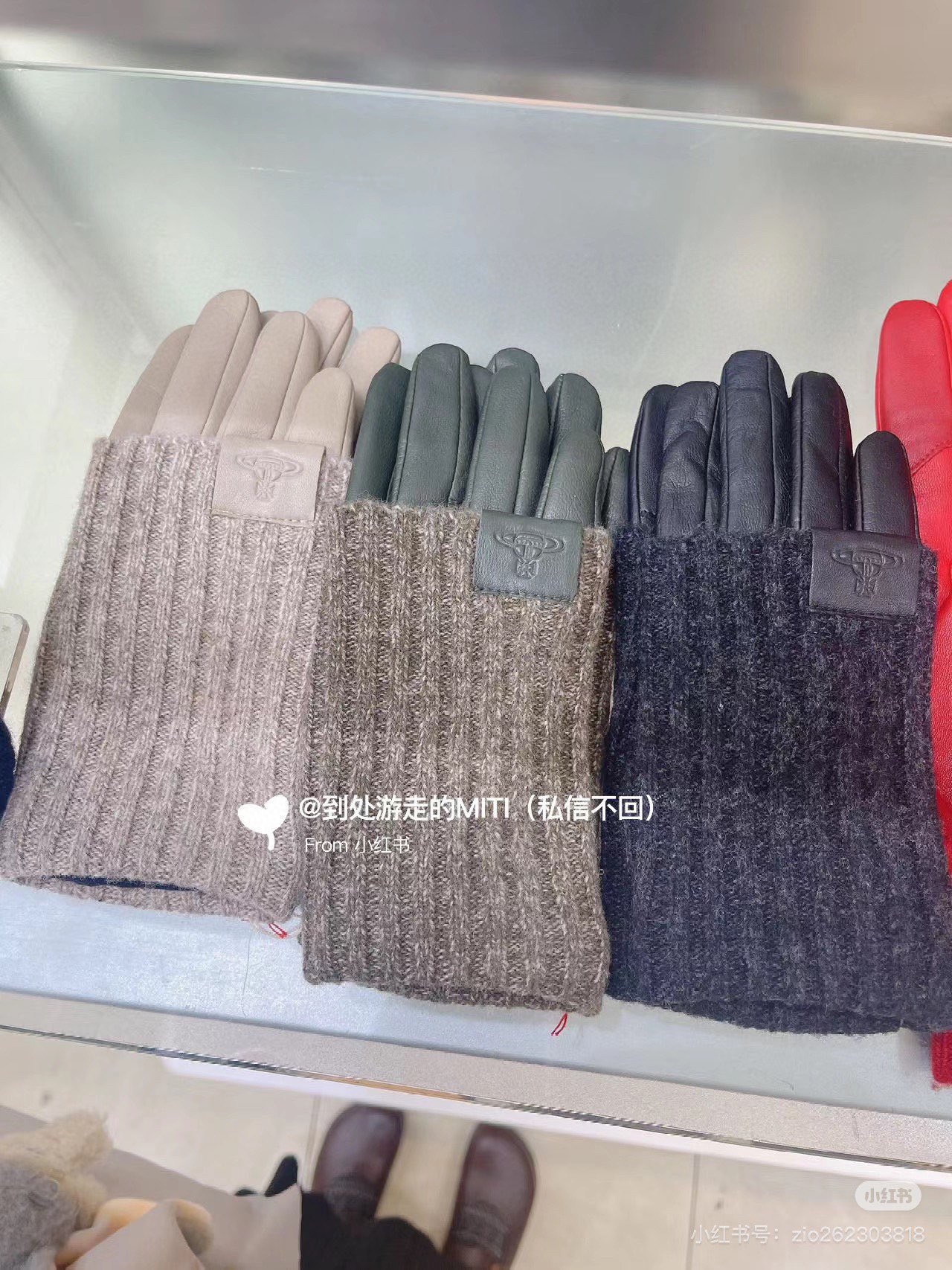 NO:618169,Viviennewestwoo*d Saturn Sheepskin and Wool Gloves. There are two ways to wear them. They can be worn daily when going out. The gloves can be turned into long ones in seconds. They can also be matched with short sleeves. One-size-fits-all gloves, gloves, T-shirts, sheepskin, gloves.19860909西太后viviennewestwoo*d土星羊皮配羊毛手套 两种戴法翻下来就是日常出门的佩戴 打开秒变长手套 搭配短袖也能美美的 码数均码手套,手套,T-shirt,sheepskin,gloves,accessory