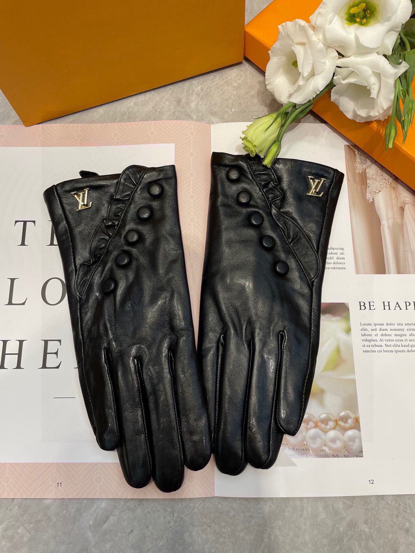 NO:618148,Popular style has arrived. Ysl's popular women's leather gloves, first-grade sheepskin, simple and elegant static style with small LOGO buckle, super soft and cashmere lining for comfortable wearing gloves, gloves, saint laurent, sheepskin, gloves19860909爆款到货 Ysl火爆朋友圈的女式真皮手套,一级羊皮 简单大方的静面款式添加小LOGO扣,超柔加羊绒内里佩戴舒适手套,手套,saint laurent,sheepskin,gloves,accessory