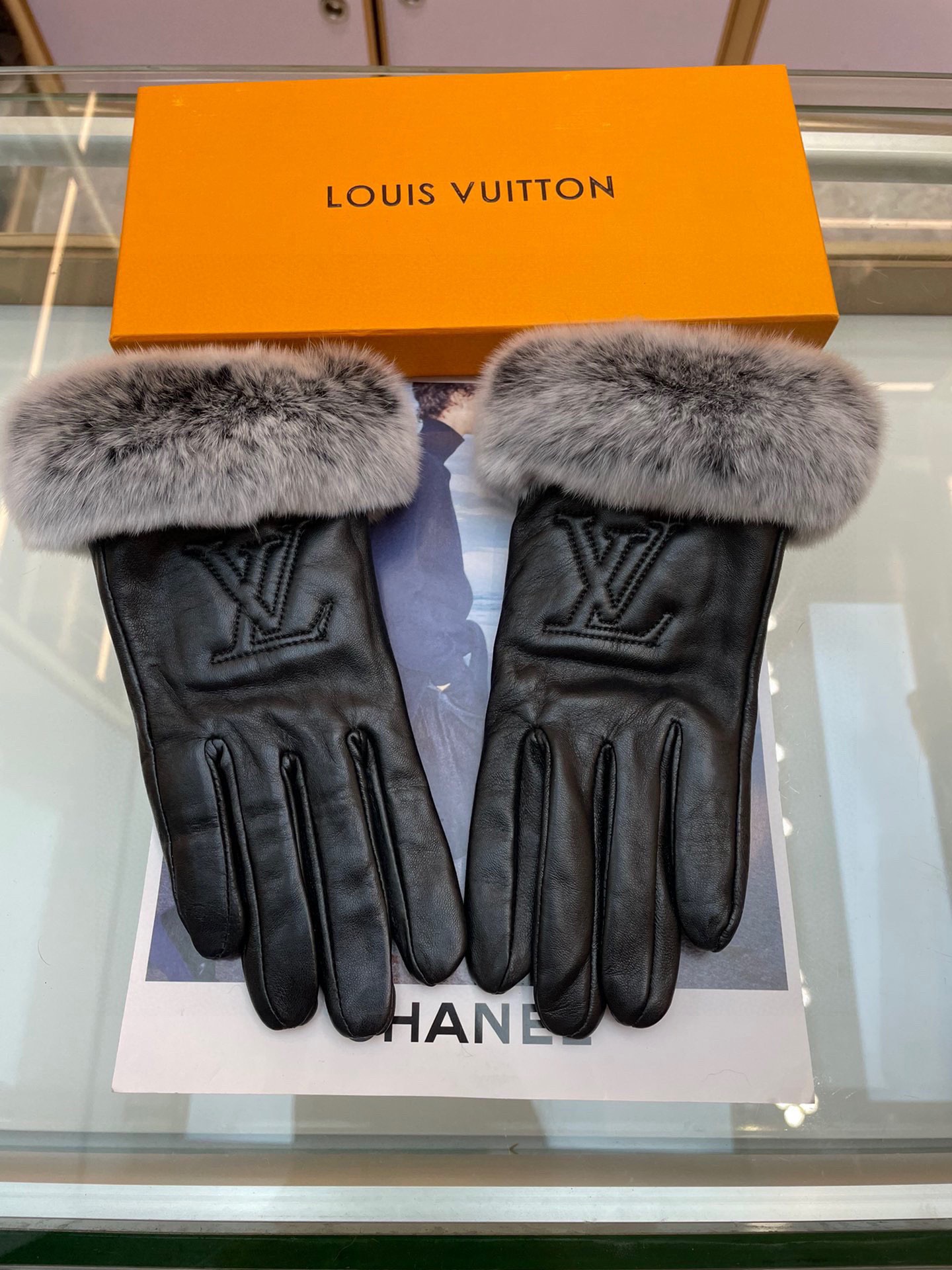NO:618156,Embroidered touch screen women's gloves LV [original order quality] The official website synchronizes the new high-end sheepskin gloves for goddesses. Don't miss it. 100% imported sheepskin. The leather is fine and soft. Look for the imported sheepskin with a special feel and cashmere lining to keep warm. Top-notch workmanship. No detail is spared. Genuine version. Counter one to one size L gloves, gloves, louis vuitton, sheepskin, gloves19860909刺绣触屏女款手套LV【原单品质】官网同步女士新款高档羊皮手套女神首选 不可错过百分百选用进口羊皮 皮质细腻柔软 认准进口羊皮特有手感羊绒内里保暖更佳 顶级做工任何细节都不放过正品开版 专柜一比一 码数L手套,手套,louis vuitton,sheepskin,gloves,accessory