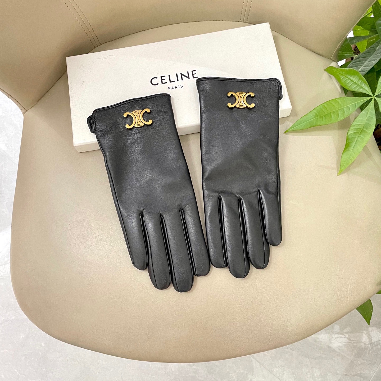 NO:618166,Celine's hot style arrives [top original order] The official website synchronizes the new high-end sheepskin gloves for women, which are 100% made of imported lambskin. Sheep silk lining. The leather is bright and full, soft and delicate. The feel is first-class. Look for the imported sheepskin with unique feel. Original hardware. Top-notch workmanship. No detail is spared. Genuine version. Purchasing level. Counter one to one. Comes with packaging box. Size L gloves, gloves, celine, sheepskin, gloves.19860909Celine爆款到【顶级原单】官网同步女士新款高档羊皮手套百分百选用进口小羊皮 内里羊丝里 皮质光泽鲜亮饱满 柔软细腻 手感一流认准进口羊皮特有手感原版五金 顶级做工任何细节都不放过正品开版 代购级别 专柜一比一 配包装盒 码数L手套,手套,celine,sheepskin,gloves,accessory