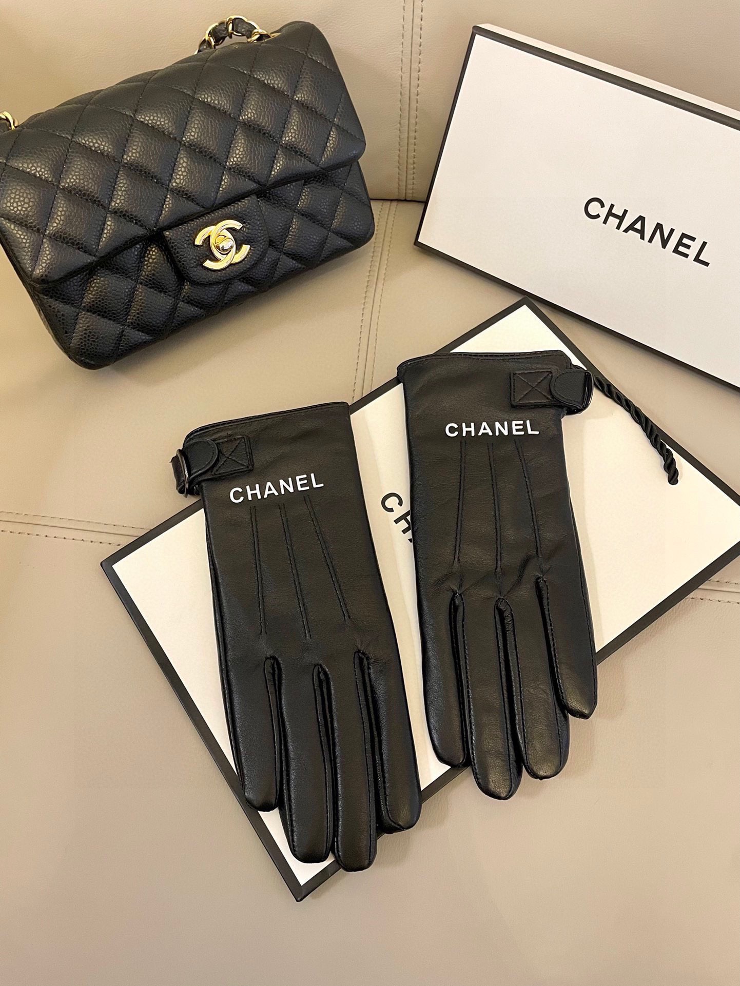 NO:618170,Chanel's popular women's genuine leather gloves are made of touch-screen sheepskin imported from Ethiopia. The simple and elegant static style adds a small LOGO buckle. It is super soft and has a velvet lining for comfortable wearing. ML gloves, gloves, chanel, sheepskin, gloves19860909Chanel火爆朋友圈的女式真皮手套,采用埃塞俄比亚进口触屏羊皮,简单大方的静面款式添加小LOGO扣,超柔加绒内里佩戴舒适 ML 手套,手套,chanel,sheepskin,gloves,accessory