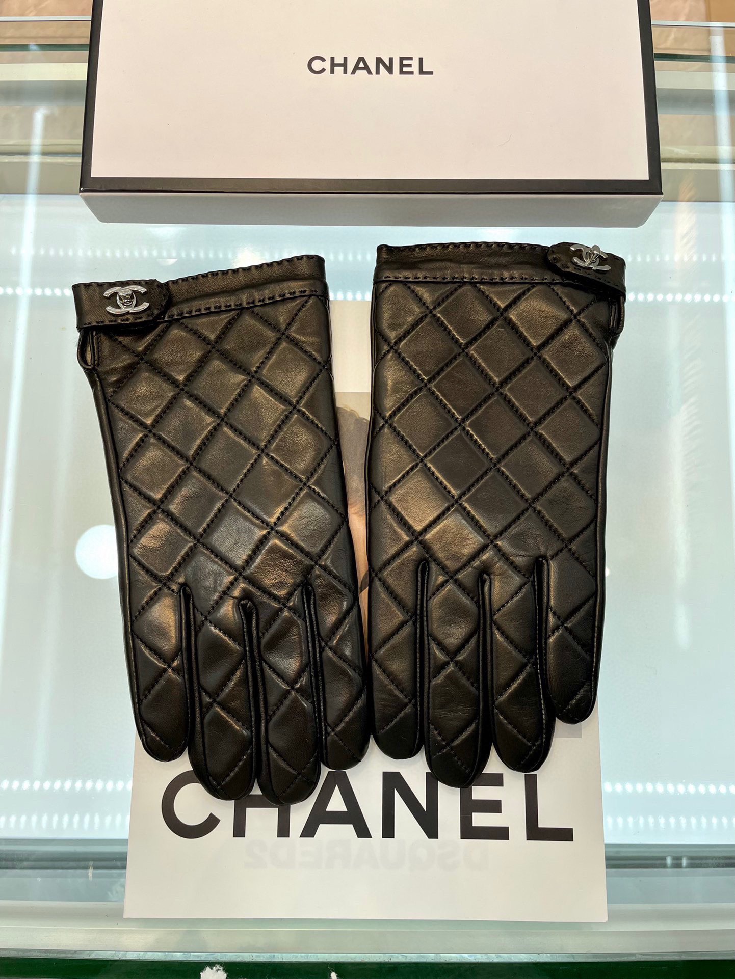 NO:618182,Chanel Chanel's popular couple's model arrives at [Top Original Order] The official website synchronizes the new high-end sheepskin gloves, which are 100% made of imported lambskin. The cashmere lining is better for warmth and comfort. The leather is bright and full, soft and delicate. It has a first-class feel. Look for the imported sheepskin with a unique feel. Original hardware. Top-notch workmanship. No detail is spared. Authentic open version. Purchasing level. Counter one to one. Comes with packaging box. Men's size 10 and women's size 7.  7.5 gloves, gloves, chanel, chanel, sheepskin, gloves19860909Chanel 香奈儿情侣款爆款到【顶级原单】官网同步新款高档羊皮手套百分百选用进口小羊皮 内里羊绒里 保暖舒适更佳 皮质光泽鲜亮饱满 柔软细腻 手感一流认准进口羊皮特有手感原版五金 顶级做工任何细节都不放过正品开版 代购级别 专柜一比一 配包装盒 男士码数10码 女士码数7 7.5手套,手套,chanel,chanel,sheepskin,gloves,accessory