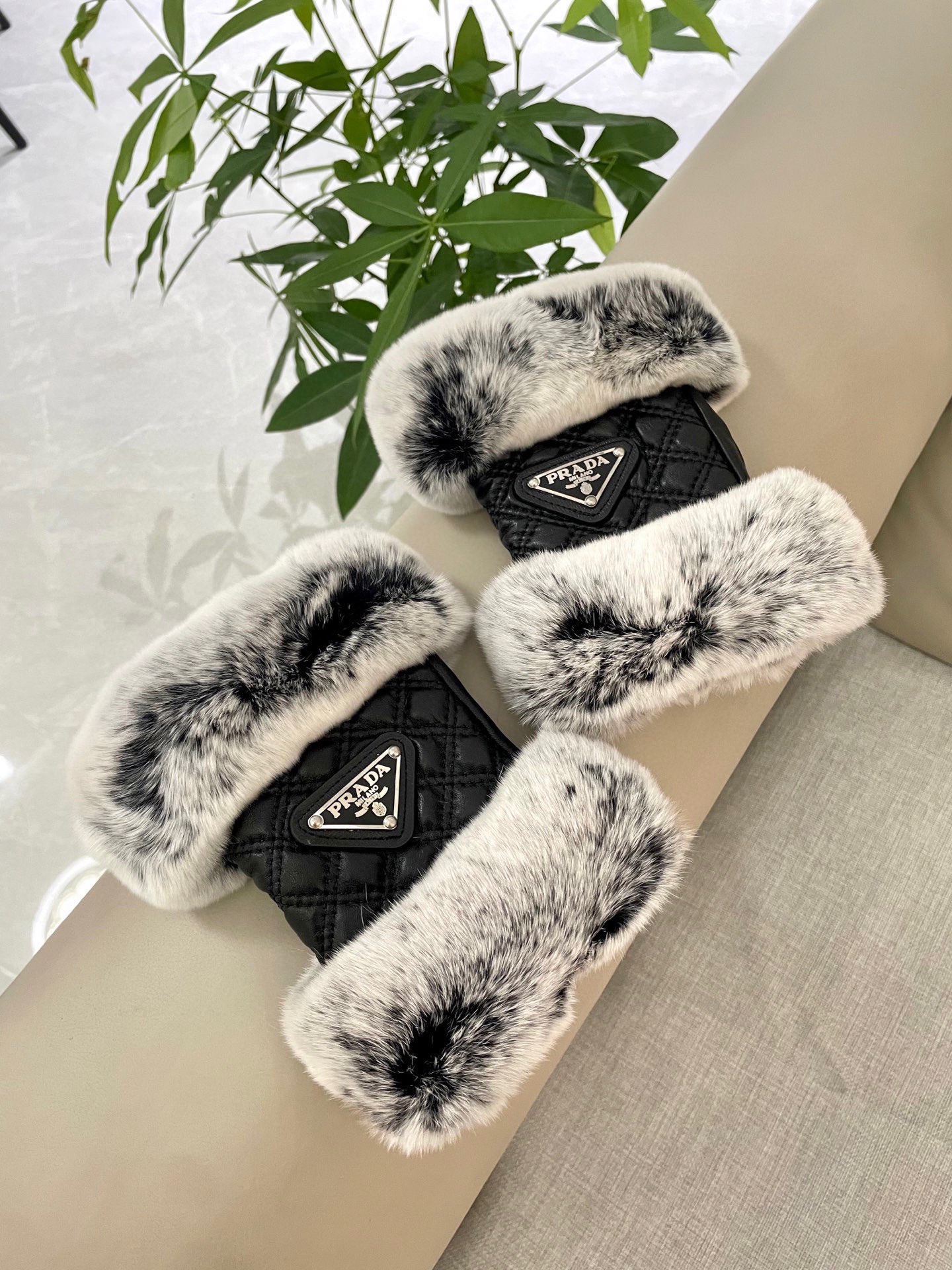 NO:618197,Prada autumn and winter women's gloves wool gloves and rabbit fur. Beautiful with coats in winter. One-size-fits-all gloves, gloves, prada, gloves19860909普拉达秋冬女手套羊毛手套兔毛 冬天搭配大衣美美哒 均码手套,手套,prada,gloves,accessory