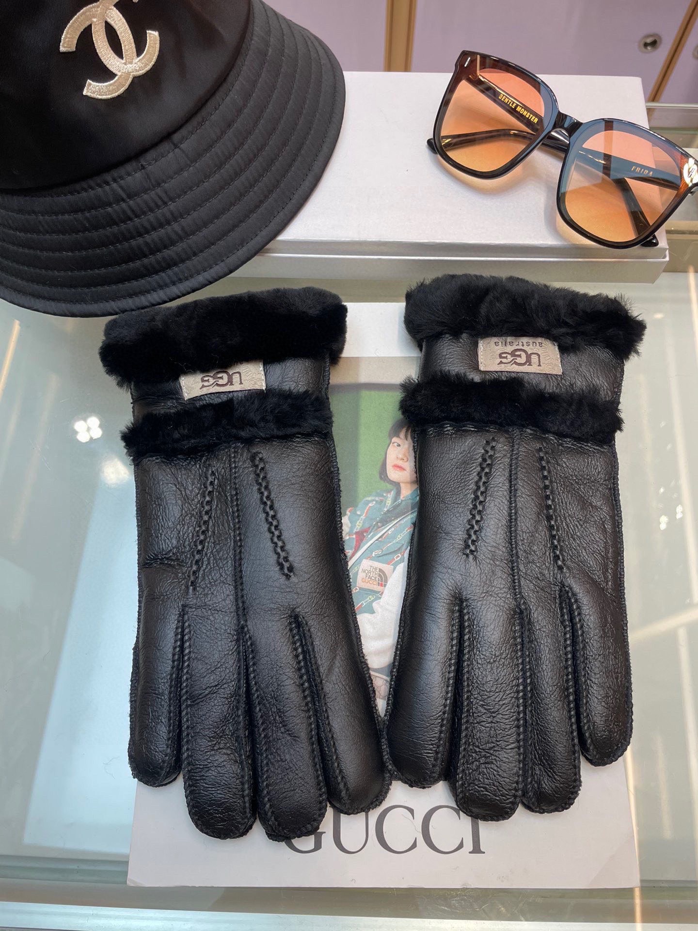 NO:618183,70 UGG women's winter warm sheepskin gloves, warm in one second, gorgeous and luxurious, a must-have for gifts~~~~~The hands-on picture is stunning. Little fairies must have gloves, gloves, sheepskin, and gloves1986090970 UGG女士手套冬季保暖羊皮毛一体 一秒即暖 华丽奢侈,送礼必备~~~~~上手图美极啦 小仙女必备手套,手套,sheepskin,gloves,accessory