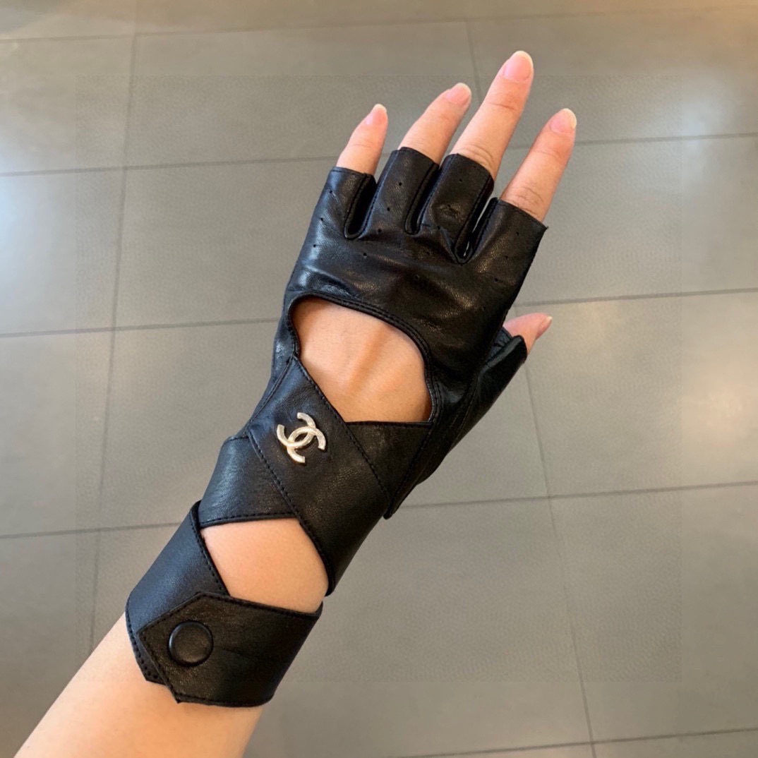 NO:618186,Popular style, super recommended model, very beautiful to get, must keep for yourself [top original order] The official website synchronizes the new high-end woolen short gloves for women, 100% imported lambskin with sheepskin lining. The leather is bright and full, soft and delicate. The feel is first-class. Look for the imported sheepskin with unique feel. Original hardware. Top-notch workmanship. No detail is spared. Genuine version. Purchasing level. Counter one to one. Comes with packaging box. Size L gloves, gloves, sheepskin, gloves.19860909爆款到 超级推荐款 上手特美美 必须自留款【顶级原单】官网同步女士新款高档毛呢短款手套百分百选用进口小羊皮 内里羊丝里 皮质光泽鲜亮饱满 柔软细腻 手感一流认准进口羊皮特有手感原版五金 顶级做工任何细节都不放过正品开版 代购级别 专柜一比一 配包装盒 码数L手套,手套,sheepskin,gloves,accessory