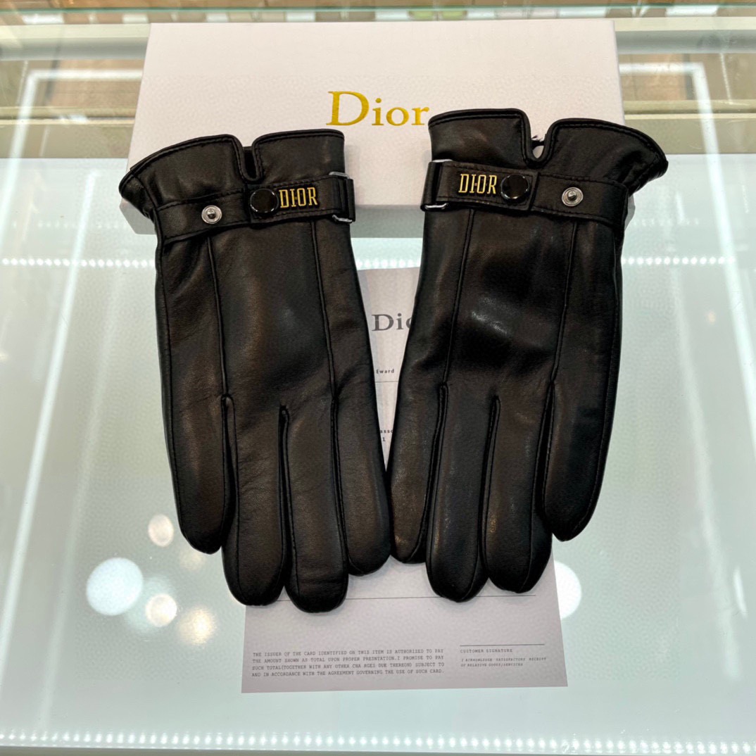 NO:618192,Dior's new touch screen gloves, men's gloves, high-end sheepskin gloves, the first choice for stylish men when driving. Don't miss 100% imported sheepskin. The leather is fine and soft. Look for the imported sheepskin's special feel and cashmere lining to keep warm. Top-notch workmanship. No detail is spared. Authentic version. Counter one-to-one. One-size-fits-all gloves, gloves, dior, sheepskin, gloves.19860909Dior新款触屏手套 男士手套 高档羊皮手套 型男开车首选 不可错过百分百选用进口羊皮 皮质细腻柔软 认准进口羊皮特有手感羊绒内里保暖更佳 顶级做工任何细节都不放过正品开版 专柜一比一 码数均码手套,手套,dior,sheepskin,gloves,accessory