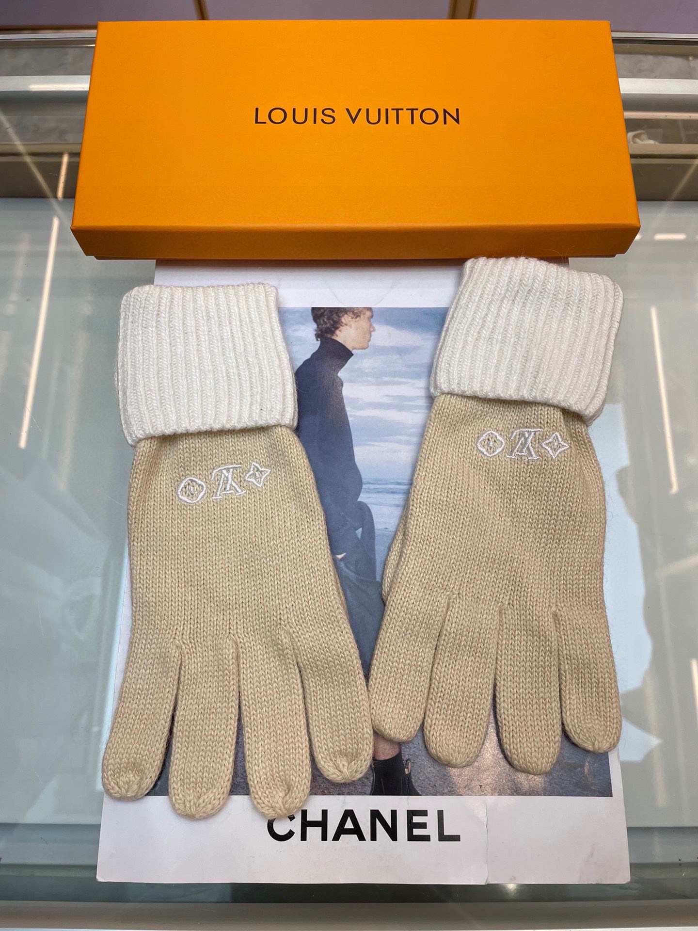NO:618187,Lv autumn and winter wool knitted gloves candy solid color series are popular this autumn and winter. Every color is super beautiful. It looks great with a cashmere coat. Three-dimensional tailoring. Smooth lines. Comfortable to wear. Fingerless design is more convenient. Fits the hand. Gloves, gloves, louis vuitton, gloves19860909Lv秋冬羊毛针织手套糖果纯色系列今年秋冬大火 每色都超好看 搭配羊绒大衣绝美 立体版型剪裁 线条流畅 佩戴舒适 露指设计更加方便 贴合手型 手套,手套,louis vuitton,gloves,accessory