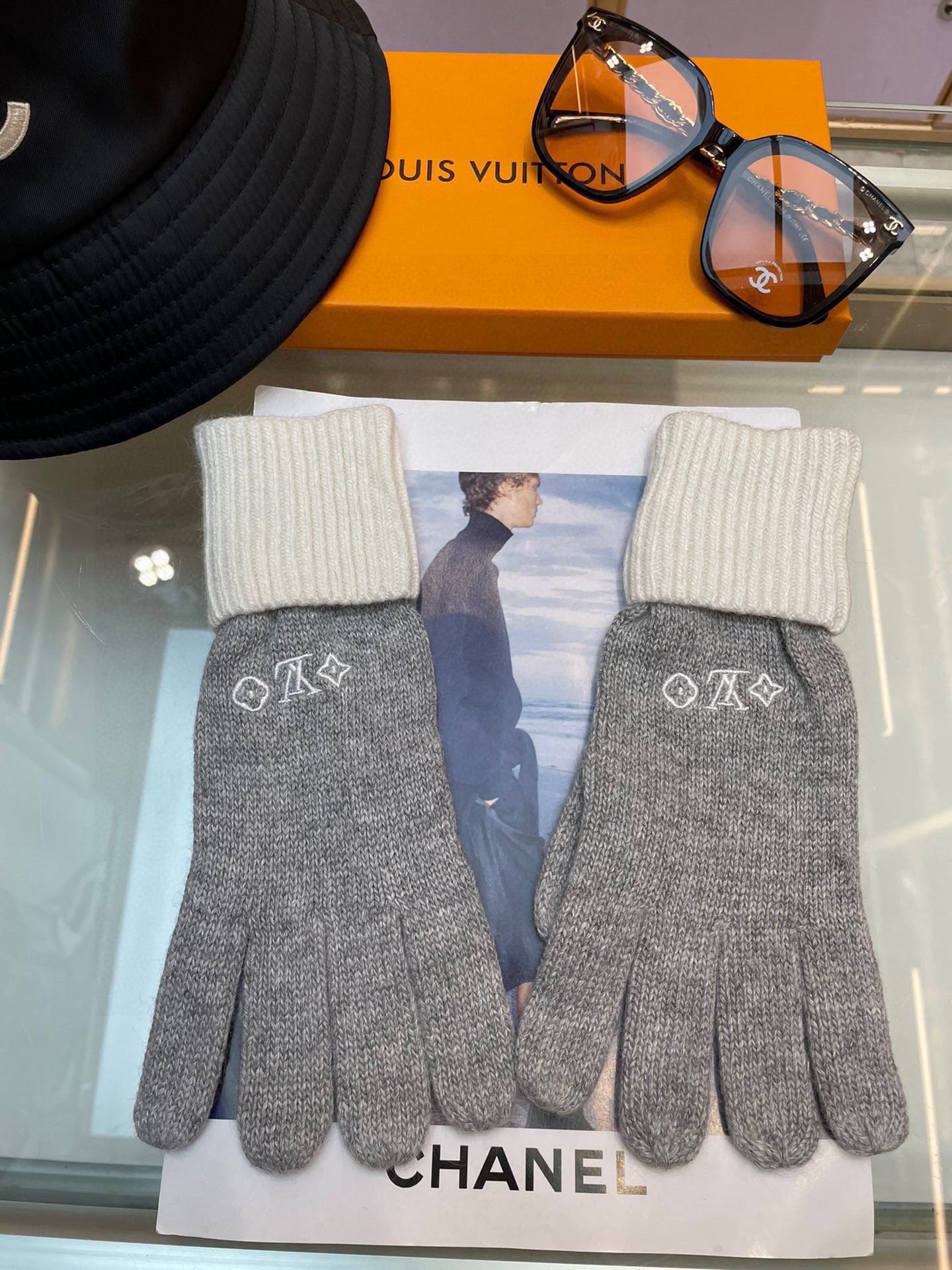 NO:618190,Lv autumn and winter wool knitted gloves candy solid color series are popular this autumn and winter. Every color is super beautiful. It looks great with a cashmere coat. Three-dimensional tailoring. Smooth lines. Comfortable to wear. Fingerless design is more convenient. Fits the hand. Gloves, gloves, louis vuitton, gloves19860909Lv秋冬羊毛针织手套糖果纯色系列今年秋冬大火 每色都超好看 搭配羊绒大衣绝美 立体版型剪裁 线条流畅 佩戴舒适 露指设计更加方便 贴合手型 手套,手套,louis vuitton,gloves,accessory