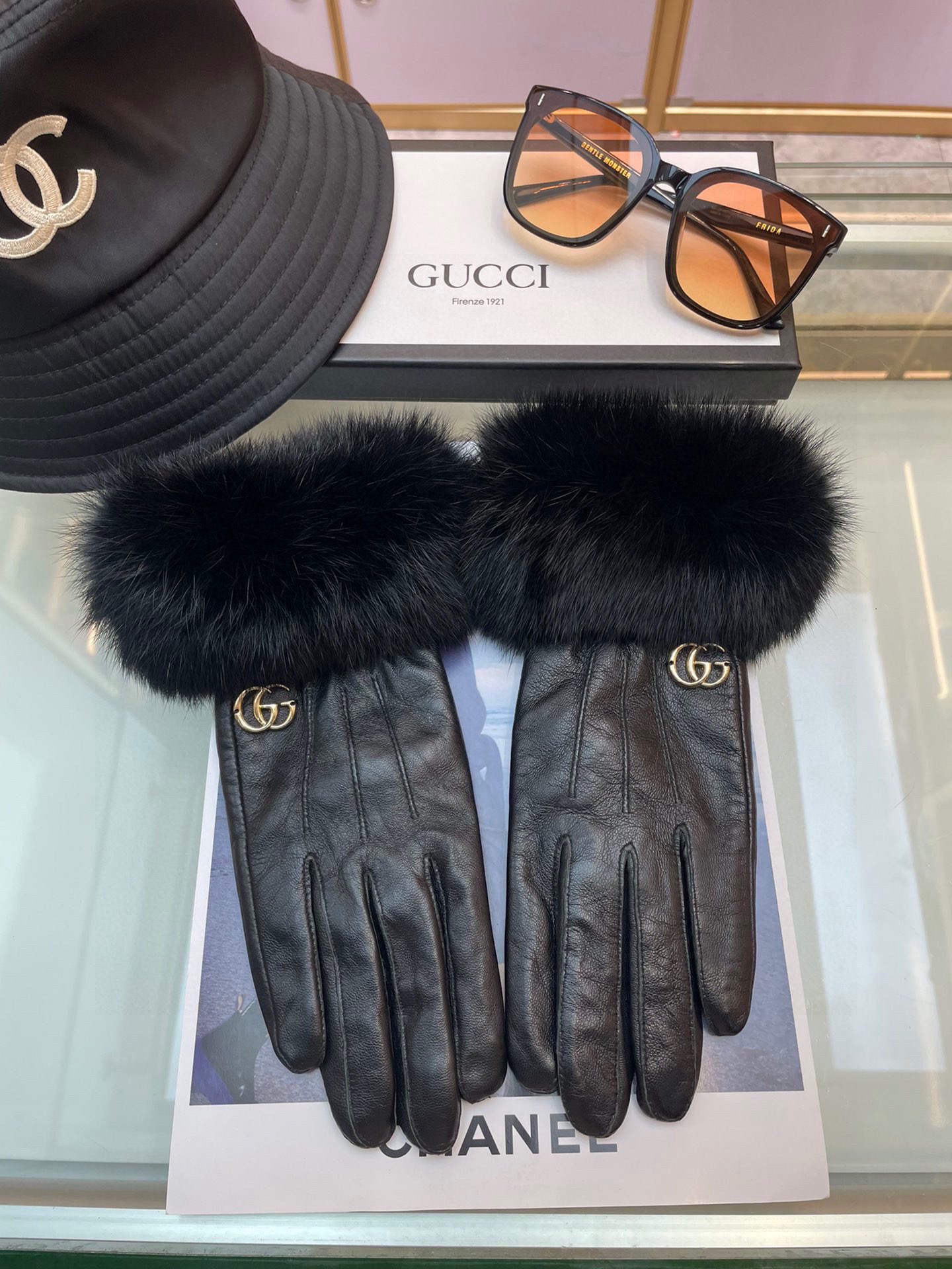 NO:618196,Gucci's new women's gloves, first-grade sheepskin, ultra-thin leather, warm and comfortable, soft and comfortable, special hand shape, superior texture, size, one-size-fits-all gloves, gloves, gucci, sheepskin, gloves19860909Gucci新款女士手套 一级羊皮 皮质超薄保暖舒适 柔软舒适 特显手型 质感超群 码数 均码手套,手套,gucci,sheepskin,gloves,accessory