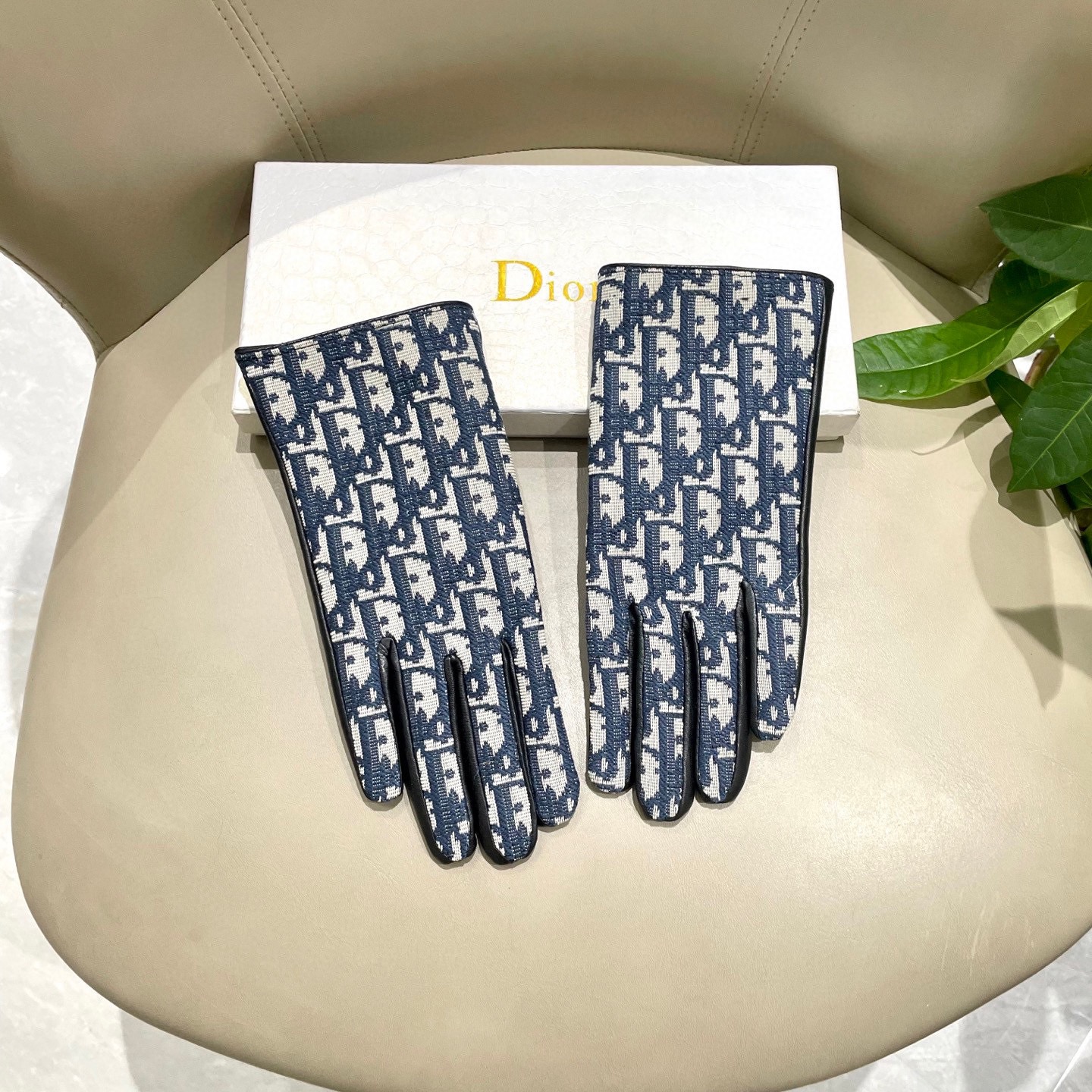 NO:618213,The official website of Dior touch-screen women's gloves is synchronized with the goddess's first choice for women's new high-end sheepskin gloves. Don't miss 100% imported sheepskin. The leather is fine and soft. Look for the imported sheepskin with its unique feel and cashmere lining to keep warm. Top-notch workmanship. No detail is spared. Authentic version. Counter one to one. Size L gloves, gloves, dior, sheepskin, gloves.19860909Dior触屏女款手套官网同步女士新款高档羊皮手套女神首选 不可错过百分百选用进口羊皮 皮质细腻柔软 认准进口羊皮特有手感羊绒内里保暖更佳 顶级做工任何细节都不放过正品开版 专柜一比一 码数L手套,手套,dior,sheepskin,gloves,accessory