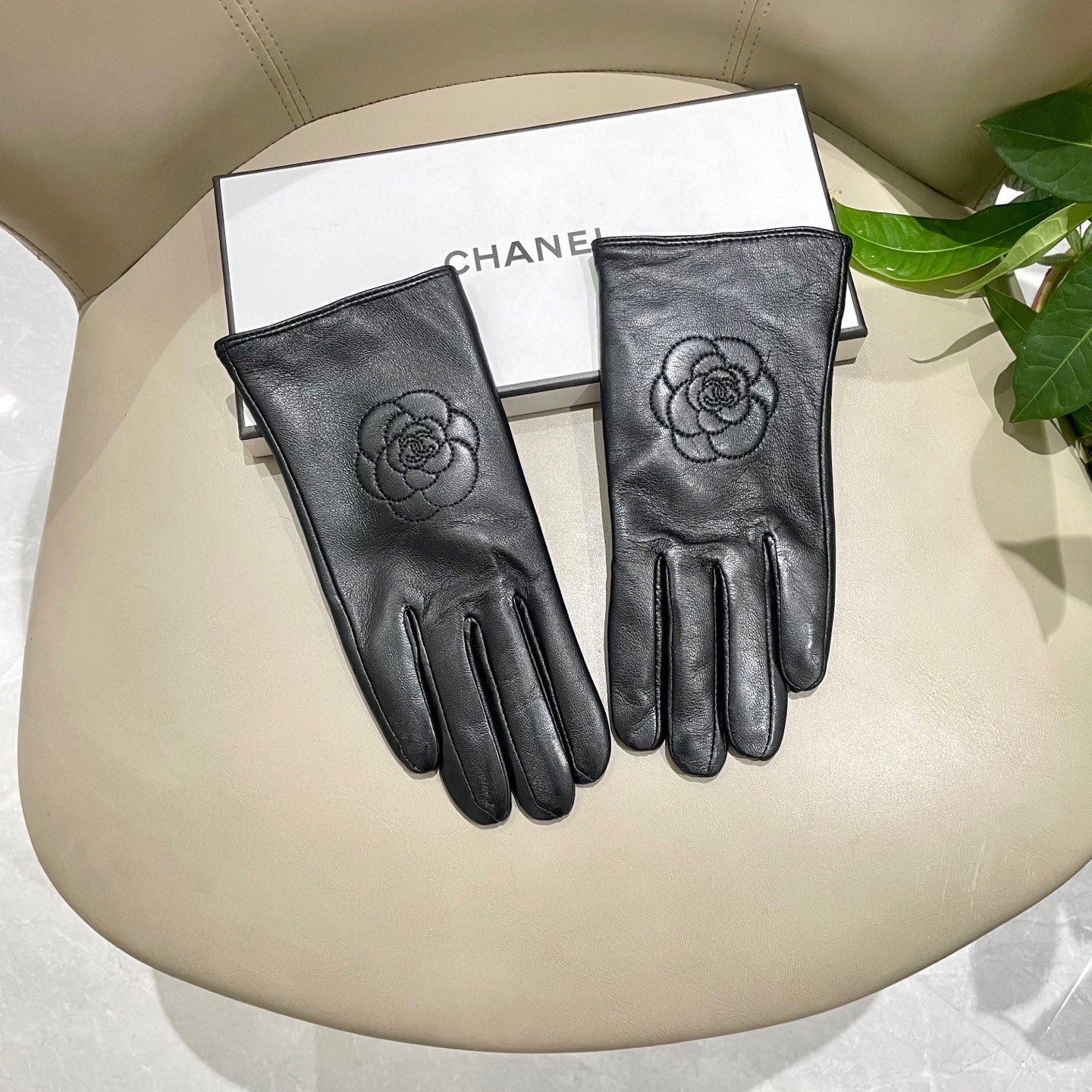 NO:618215,Popular items have arrived. Chanel Camellia Moments women's genuine leather gloves, first-grade sheepskin. Simple and elegant static surface style with embossed pattern. Super soft and cashmere lining for comfortable wearing gloves, gloves, chanel, sheepskin, gloves.19860909爆款到货 Chanel山茶花朋友圈的女式真皮手套,一级羊皮 简单大方的静面款式浮雕图案 超柔加羊绒内里佩戴舒适手套,手套,chanel,sheepskin,gloves,accessory