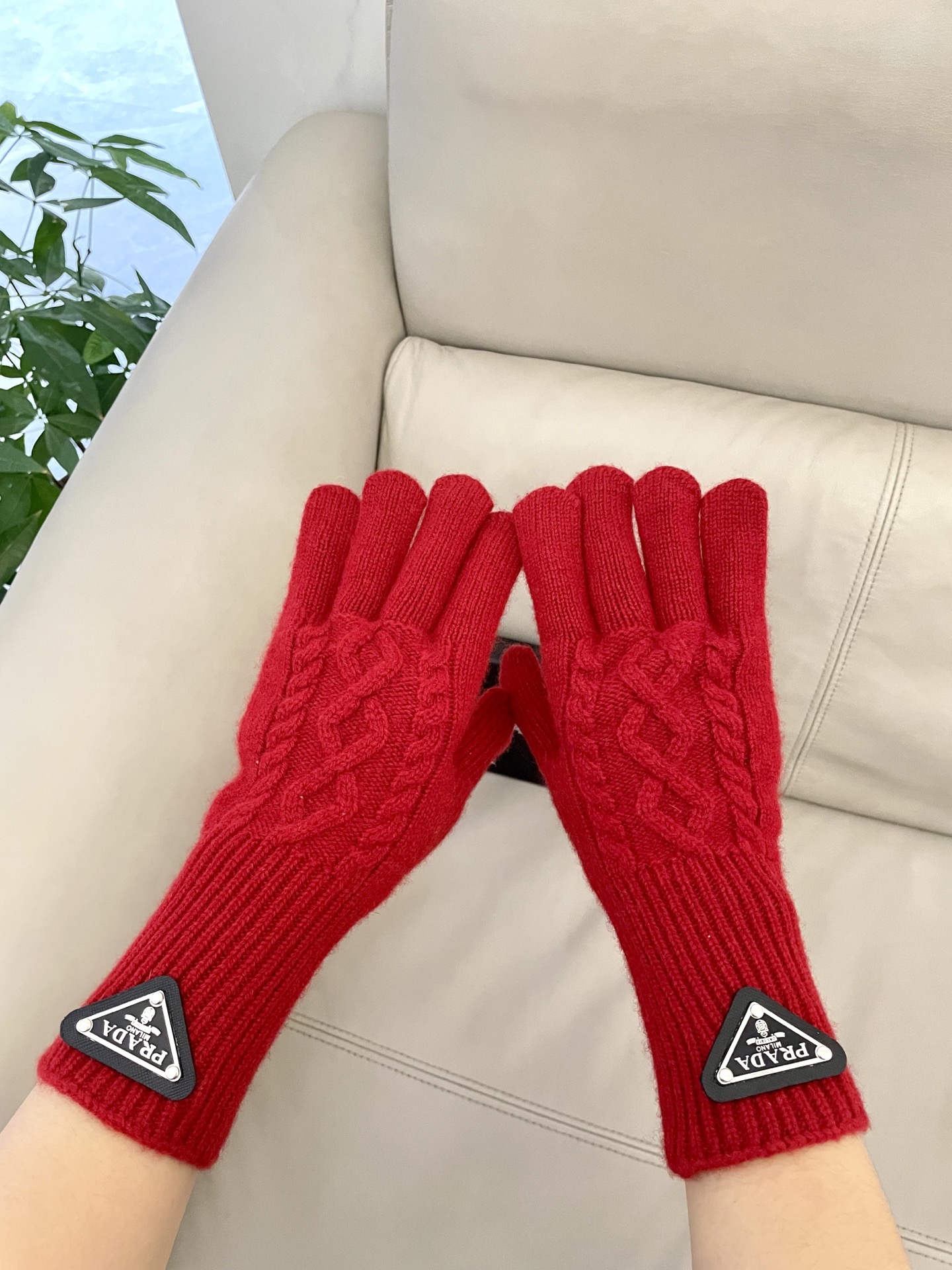 P120 普拉达秋冬羊毛针织手套🧤糖果纯色系列今年秋冬大火🔥 每色都超好看 搭配羊绒大衣绝美 立体版型剪裁 线条流畅 佩戴舒适 露指设计更加方便 贴合手型 
颜色：红色 绿色 米白 卡其 
黑色 咖啡