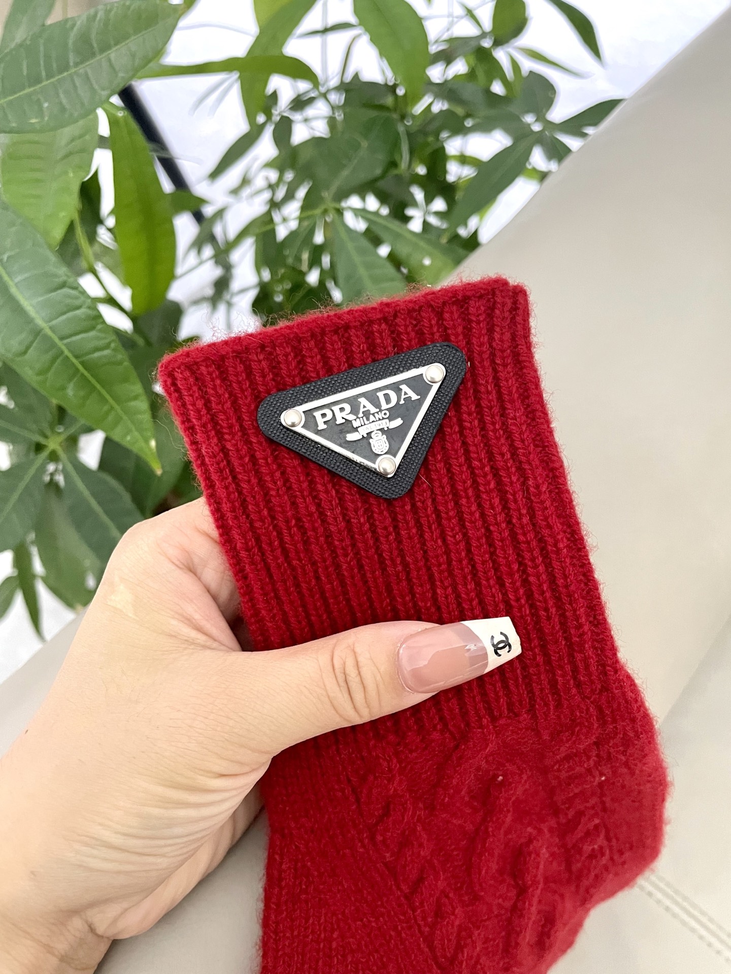 P120 普拉达秋冬羊毛针织手套🧤糖果纯色系列今年秋冬大火🔥 每色都超好看 搭配羊绒大衣绝美 立体版型剪裁 线条流畅 佩戴舒适 露指设计更加方便 贴合手型 
颜色：红色 绿色 米白 卡其 
黑色 咖啡