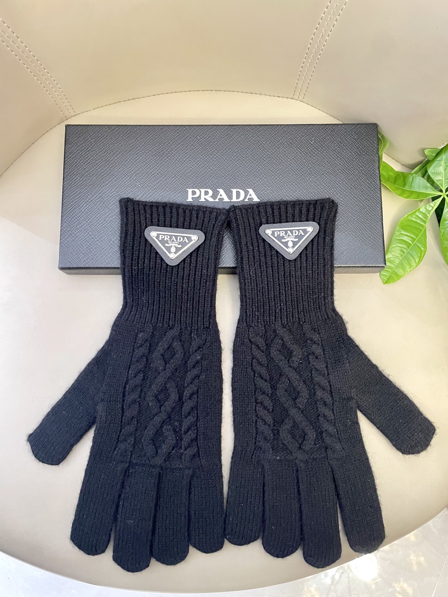 P120 普拉达秋冬羊毛针织手套🧤糖果纯色系列今年秋冬大火🔥 每色都超好看 搭配羊绒大衣绝美 立体版型剪裁 线条流畅 佩戴舒适 露指设计更加方便 贴合手型 
颜色：红色 绿色 米白 卡其 
黑色 咖啡