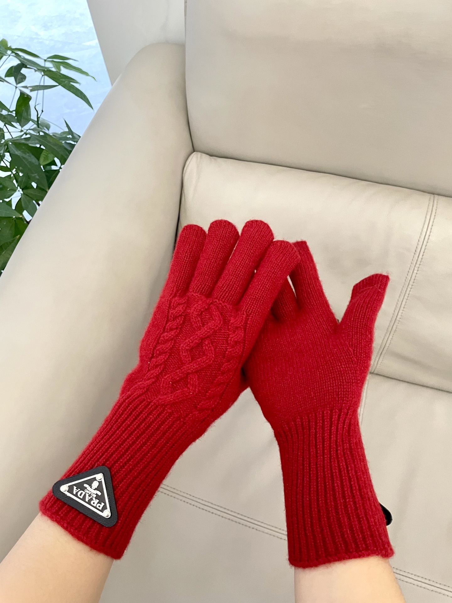 P120 普拉达秋冬羊毛针织手套🧤糖果纯色系列今年秋冬大火🔥 每色都超好看 搭配羊绒大衣绝美 立体版型剪裁 线条流畅 佩戴舒适 露指设计更加方便 贴合手型 
颜色：红色 绿色 米白 卡其 
黑色 咖啡