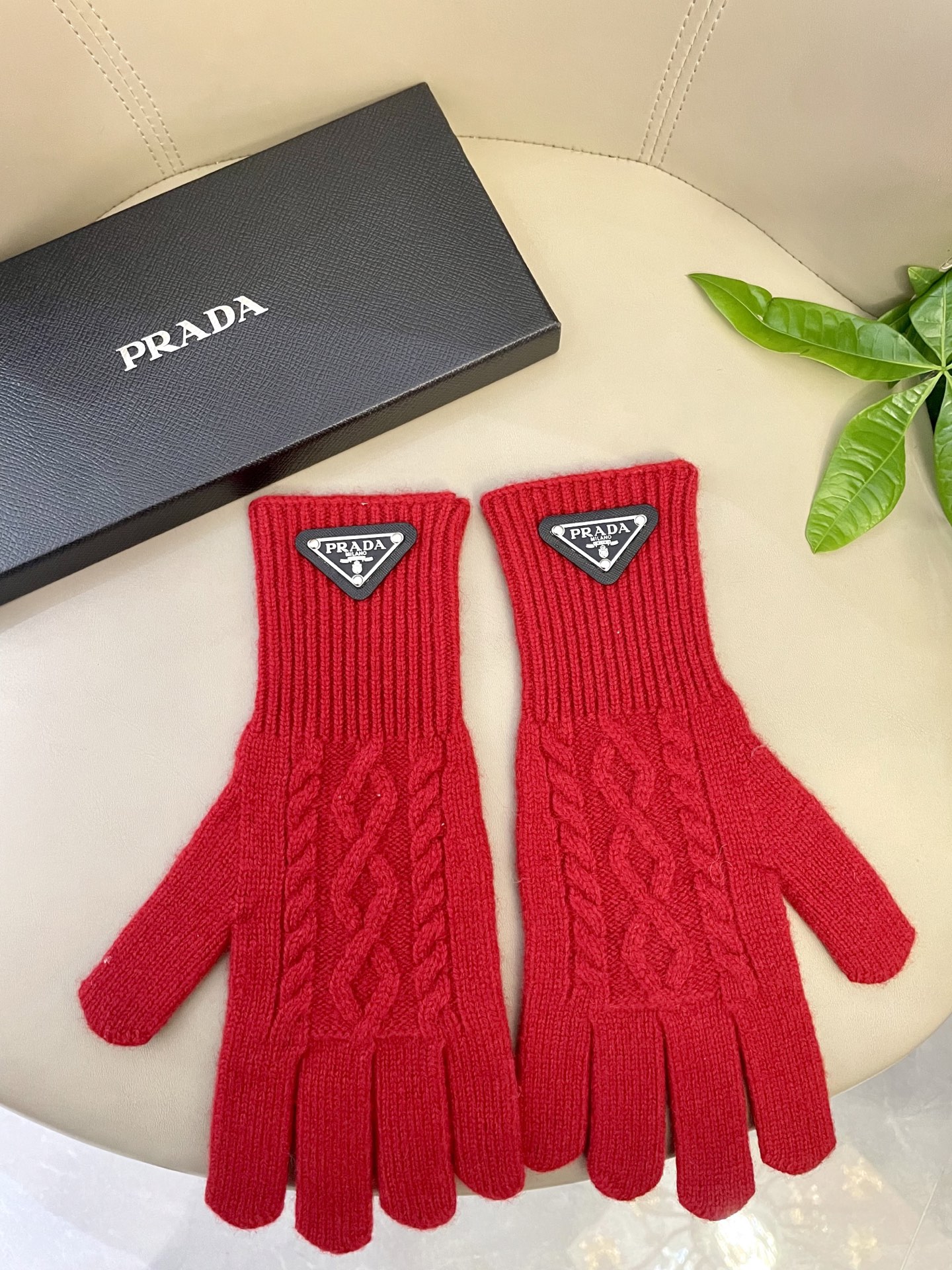 P120 普拉达秋冬羊毛针织手套🧤糖果纯色系列今年秋冬大火🔥 每色都超好看 搭配羊绒大衣绝美 立体版型剪裁 线条流畅 佩戴舒适 露指设计更加方便 贴合手型 
颜色：红色 绿色 米白 卡其 
黑色 咖啡