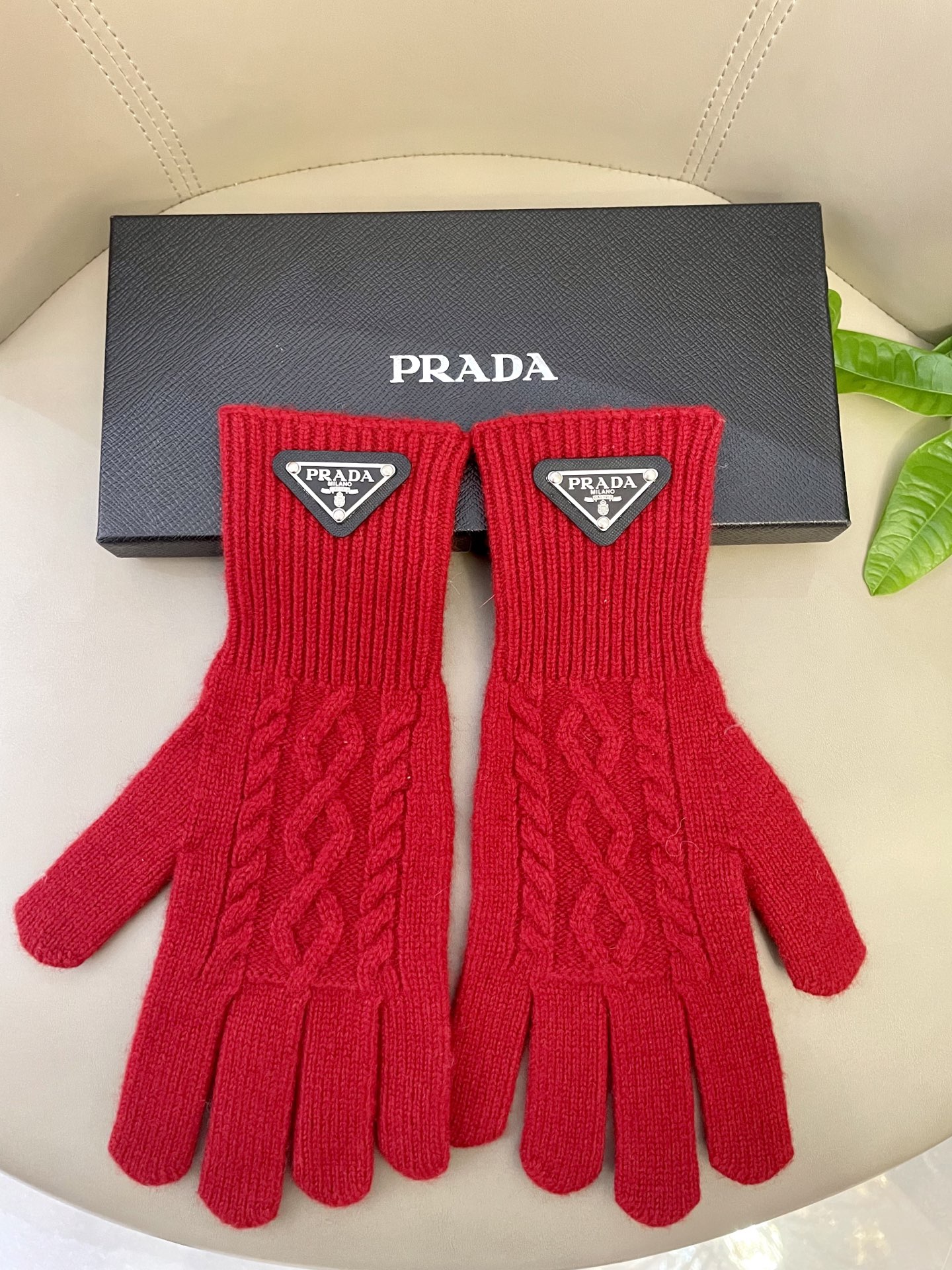 P120 普拉达秋冬羊毛针织手套🧤糖果纯色系列今年秋冬大火🔥 每色都超好看 搭配羊绒大衣绝美 立体版型剪裁 线条流畅 佩戴舒适 露指设计更加方便 贴合手型 
颜色：红色 绿色 米白 卡其 
黑色 咖啡