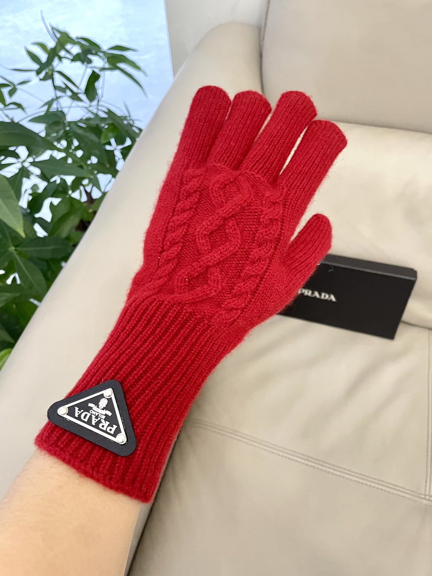 P120 普拉达秋冬羊毛针织手套🧤糖果纯色系列今年秋冬大火🔥 每色都超好看 搭配羊绒大衣绝美 立体版型剪裁 线条流畅 佩戴舒适 露指设计更加方便 贴合手型 
颜色：红色 绿色 米白 卡其 
黑色 咖啡