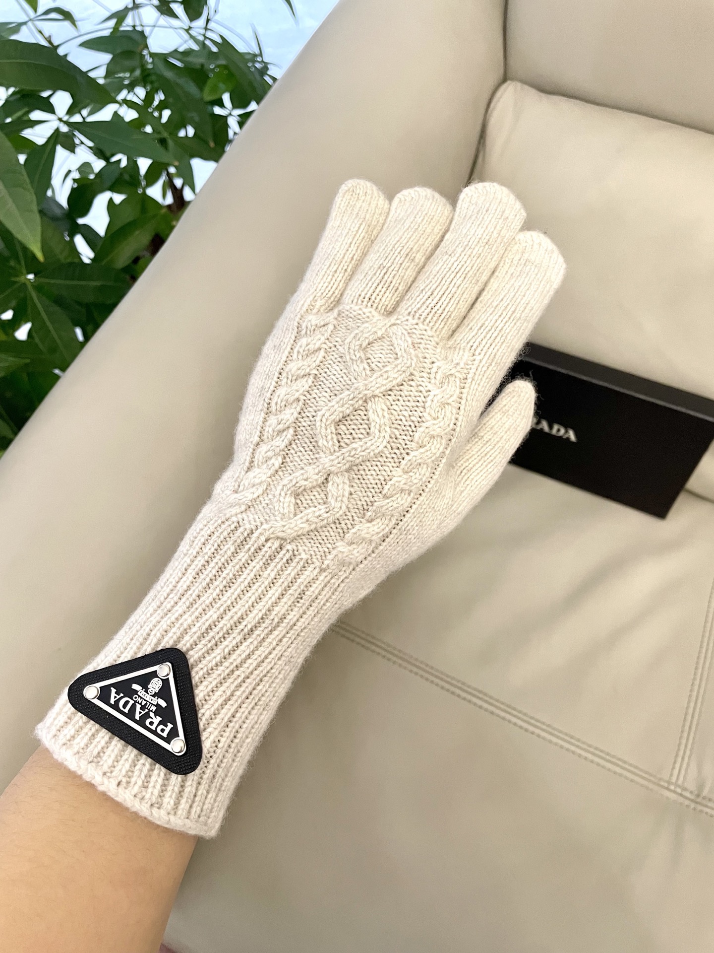 P120 普拉达秋冬羊毛针织手套🧤糖果纯色系列今年秋冬大火🔥 每色都超好看 搭配羊绒大衣绝美 立体版型剪裁 线条流畅 佩戴舒适 露指设计更加方便 贴合手型 
颜色：红色 绿色 米白 卡其 
黑色 咖啡