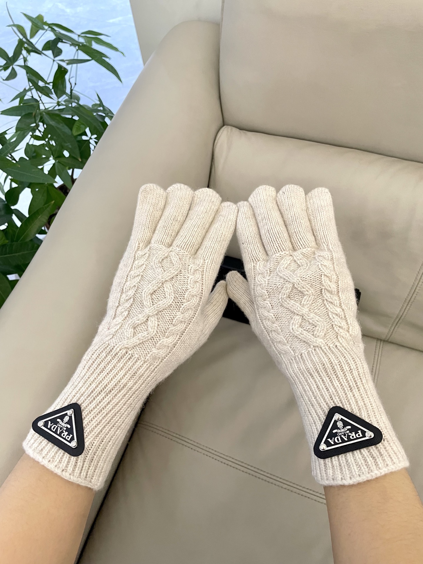 P120 普拉达秋冬羊毛针织手套🧤糖果纯色系列今年秋冬大火🔥 每色都超好看 搭配羊绒大衣绝美 立体版型剪裁 线条流畅 佩戴舒适 露指设计更加方便 贴合手型 
颜色：红色 绿色 米白 卡其 
黑色 咖啡