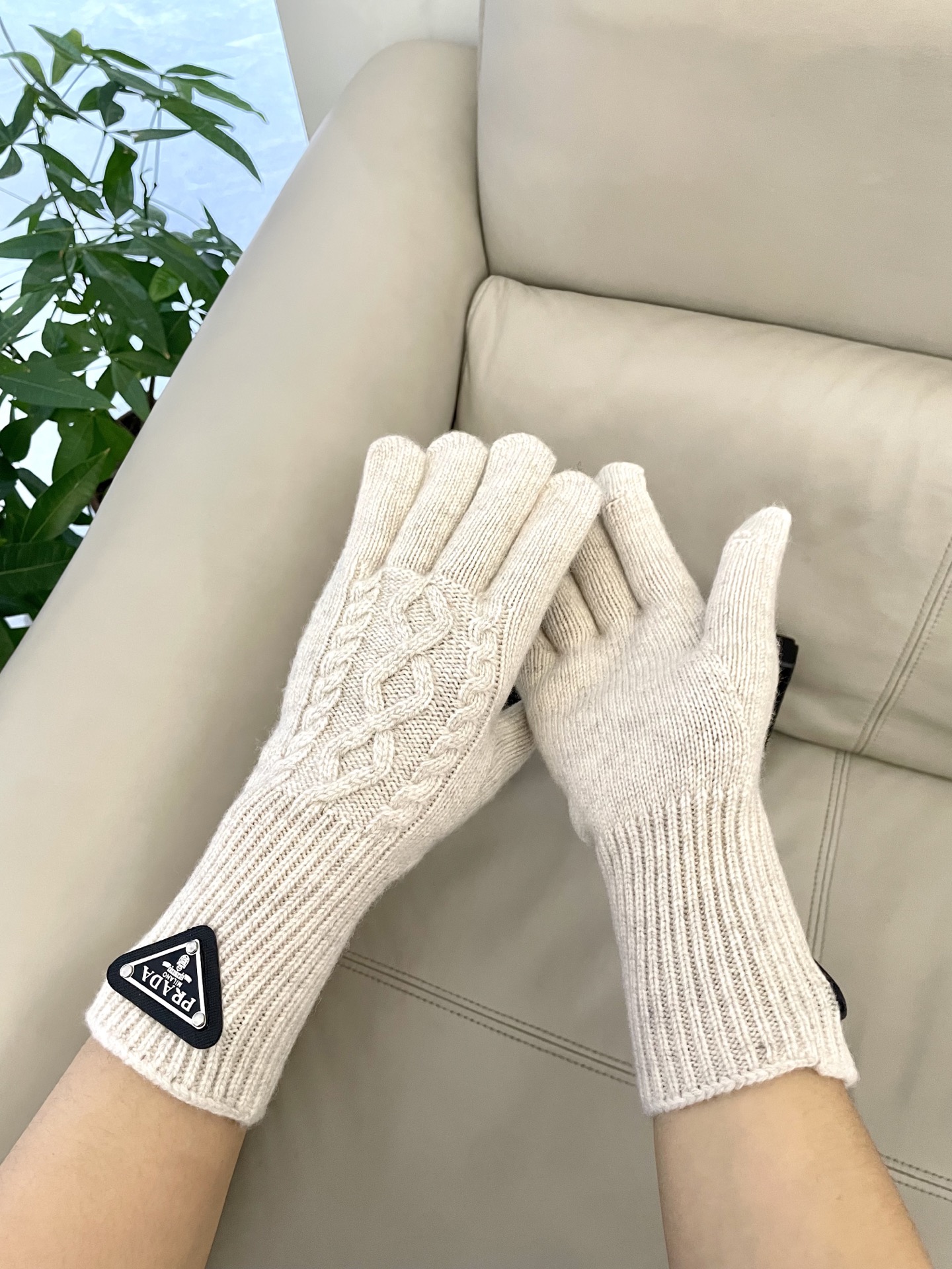 P120 普拉达秋冬羊毛针织手套🧤糖果纯色系列今年秋冬大火🔥 每色都超好看 搭配羊绒大衣绝美 立体版型剪裁 线条流畅 佩戴舒适 露指设计更加方便 贴合手型 
颜色：红色 绿色 米白 卡其 
黑色 咖啡