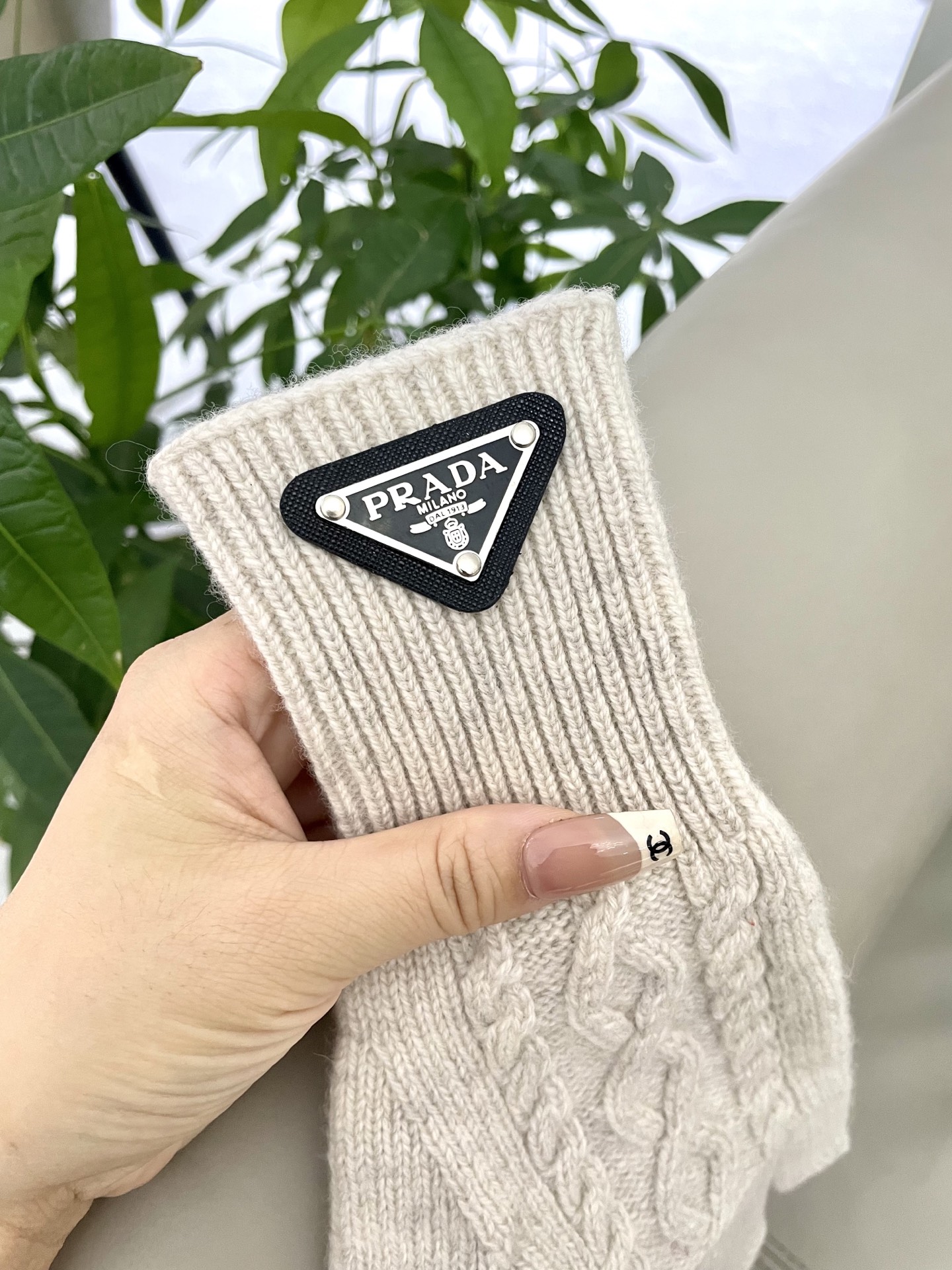 P120 普拉达秋冬羊毛针织手套🧤糖果纯色系列今年秋冬大火🔥 每色都超好看 搭配羊绒大衣绝美 立体版型剪裁 线条流畅 佩戴舒适 露指设计更加方便 贴合手型 
颜色：红色 绿色 米白 卡其 
黑色 咖啡