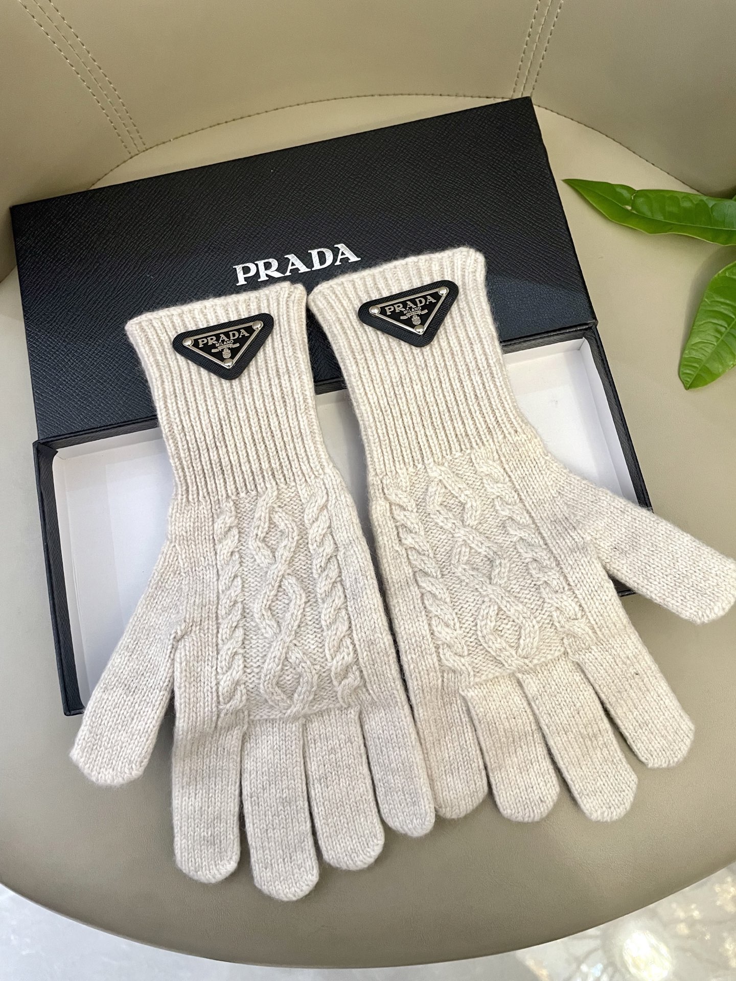 P120 普拉达秋冬羊毛针织手套🧤糖果纯色系列今年秋冬大火🔥 每色都超好看 搭配羊绒大衣绝美 立体版型剪裁 线条流畅 佩戴舒适 露指设计更加方便 贴合手型 
颜色：红色 绿色 米白 卡其 
黑色 咖啡