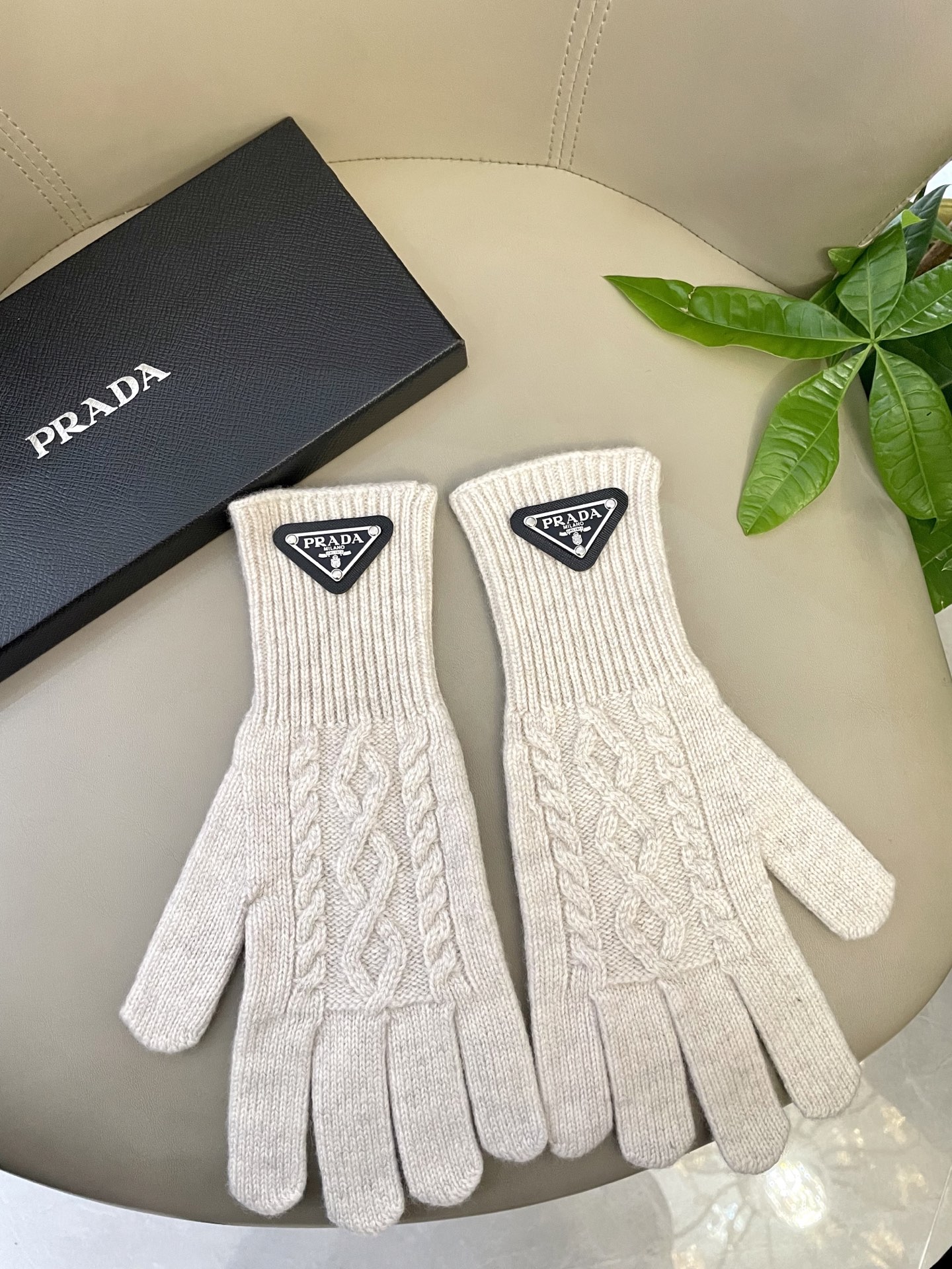 P120 普拉达秋冬羊毛针织手套🧤糖果纯色系列今年秋冬大火🔥 每色都超好看 搭配羊绒大衣绝美 立体版型剪裁 线条流畅 佩戴舒适 露指设计更加方便 贴合手型 
颜色：红色 绿色 米白 卡其 
黑色 咖啡