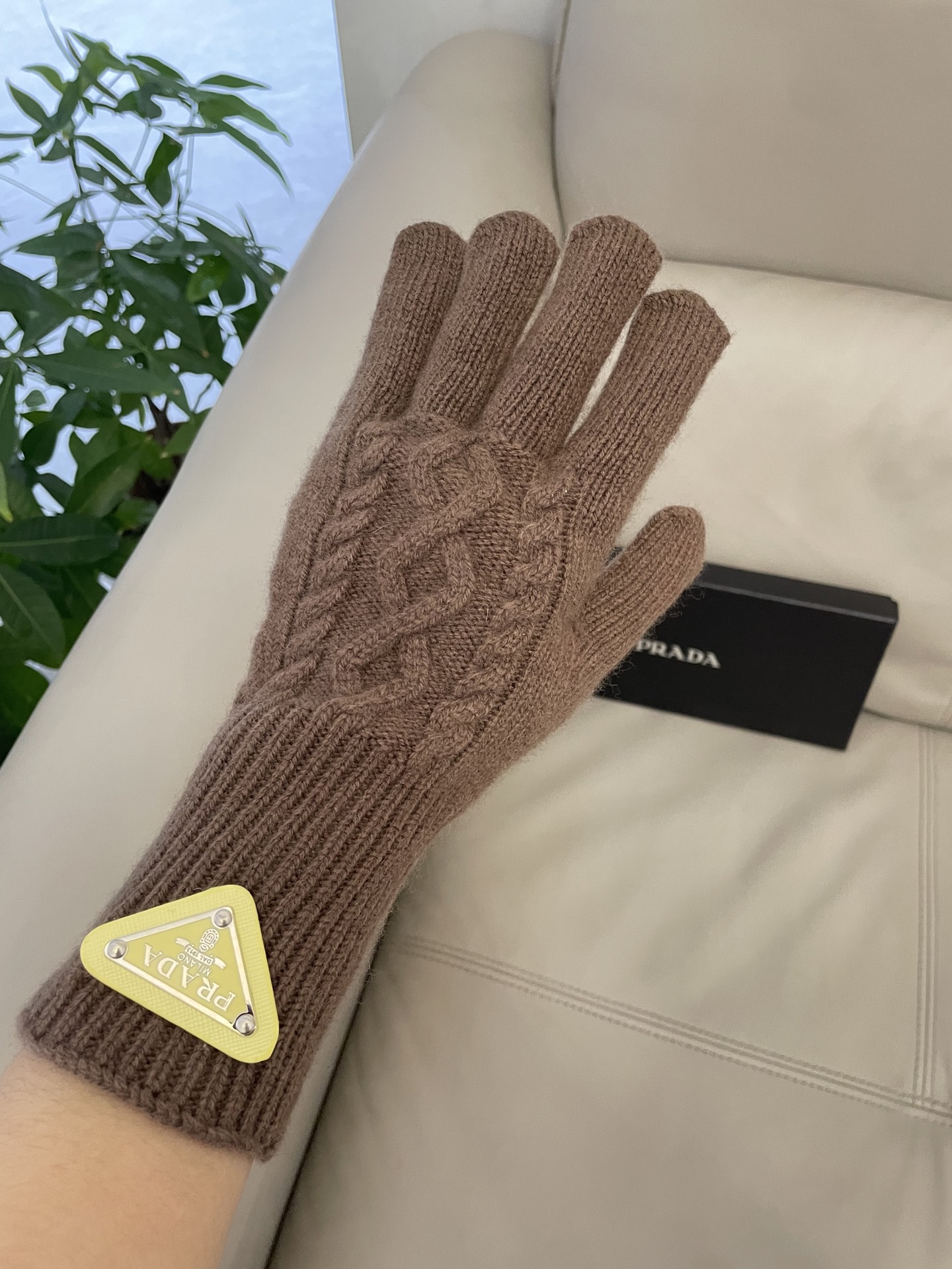 P120 普拉达秋冬羊毛针织手套🧤糖果纯色系列今年秋冬大火🔥 每色都超好看 搭配羊绒大衣绝美 立体版型剪裁 线条流畅 佩戴舒适 露指设计更加方便 贴合手型 
颜色：红色 绿色 米白 卡其 
黑色 咖啡
