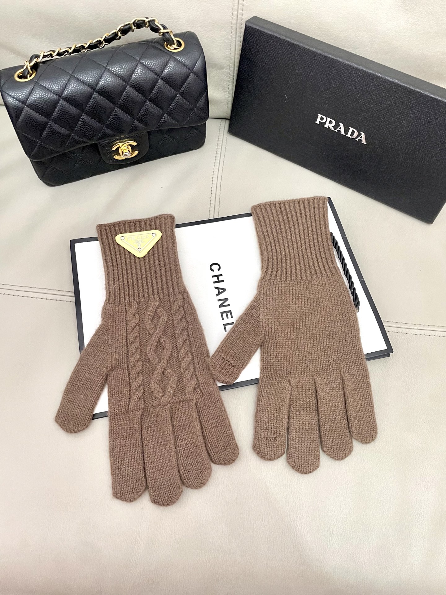 P120 普拉达秋冬羊毛针织手套🧤糖果纯色系列今年秋冬大火🔥 每色都超好看 搭配羊绒大衣绝美 立体版型剪裁 线条流畅 佩戴舒适 露指设计更加方便 贴合手型 
颜色：红色 绿色 米白 卡其 
黑色 咖啡