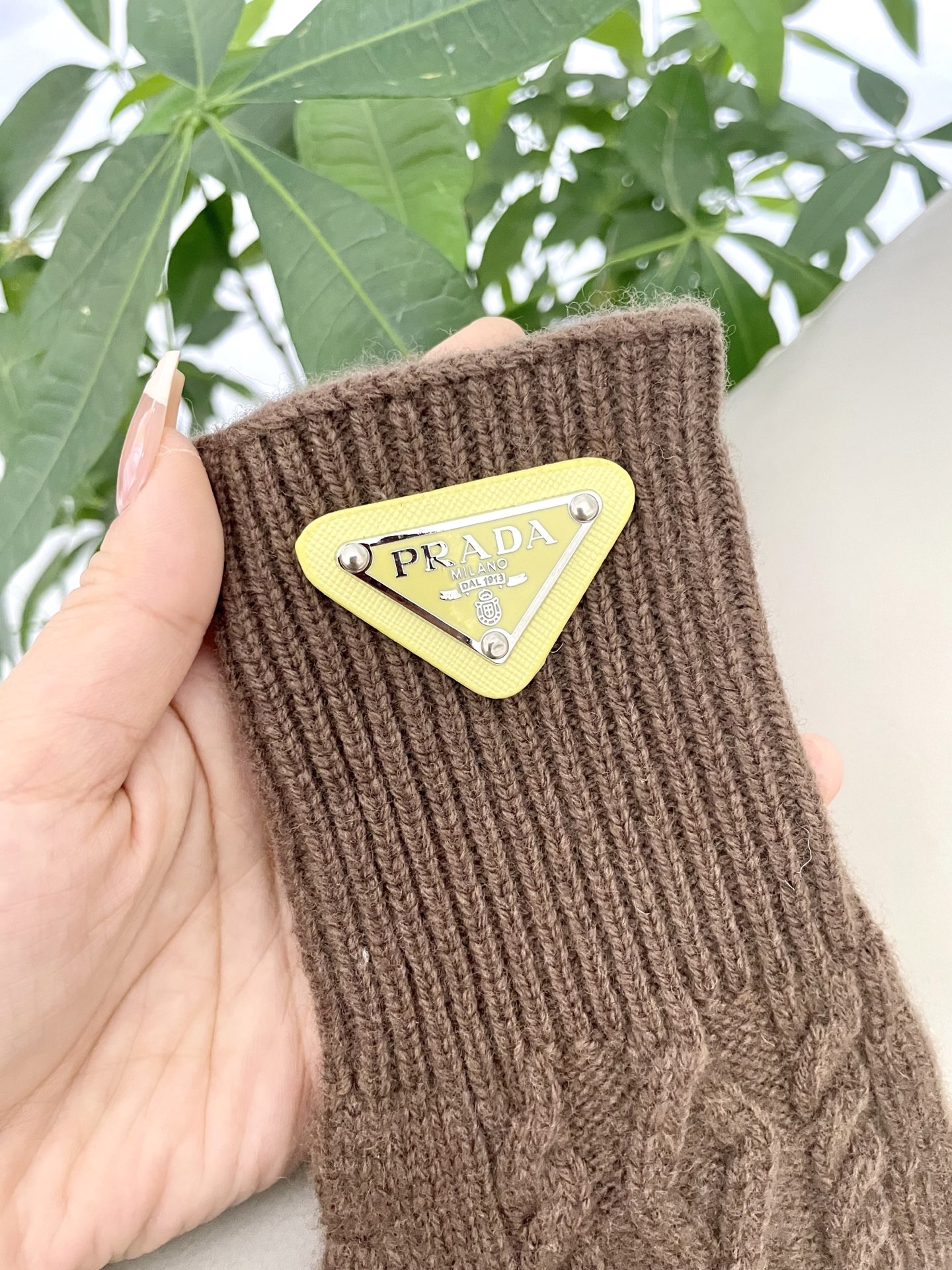 P120 普拉达秋冬羊毛针织手套🧤糖果纯色系列今年秋冬大火🔥 每色都超好看 搭配羊绒大衣绝美 立体版型剪裁 线条流畅 佩戴舒适 露指设计更加方便 贴合手型 
颜色：红色 绿色 米白 卡其 
黑色 咖啡