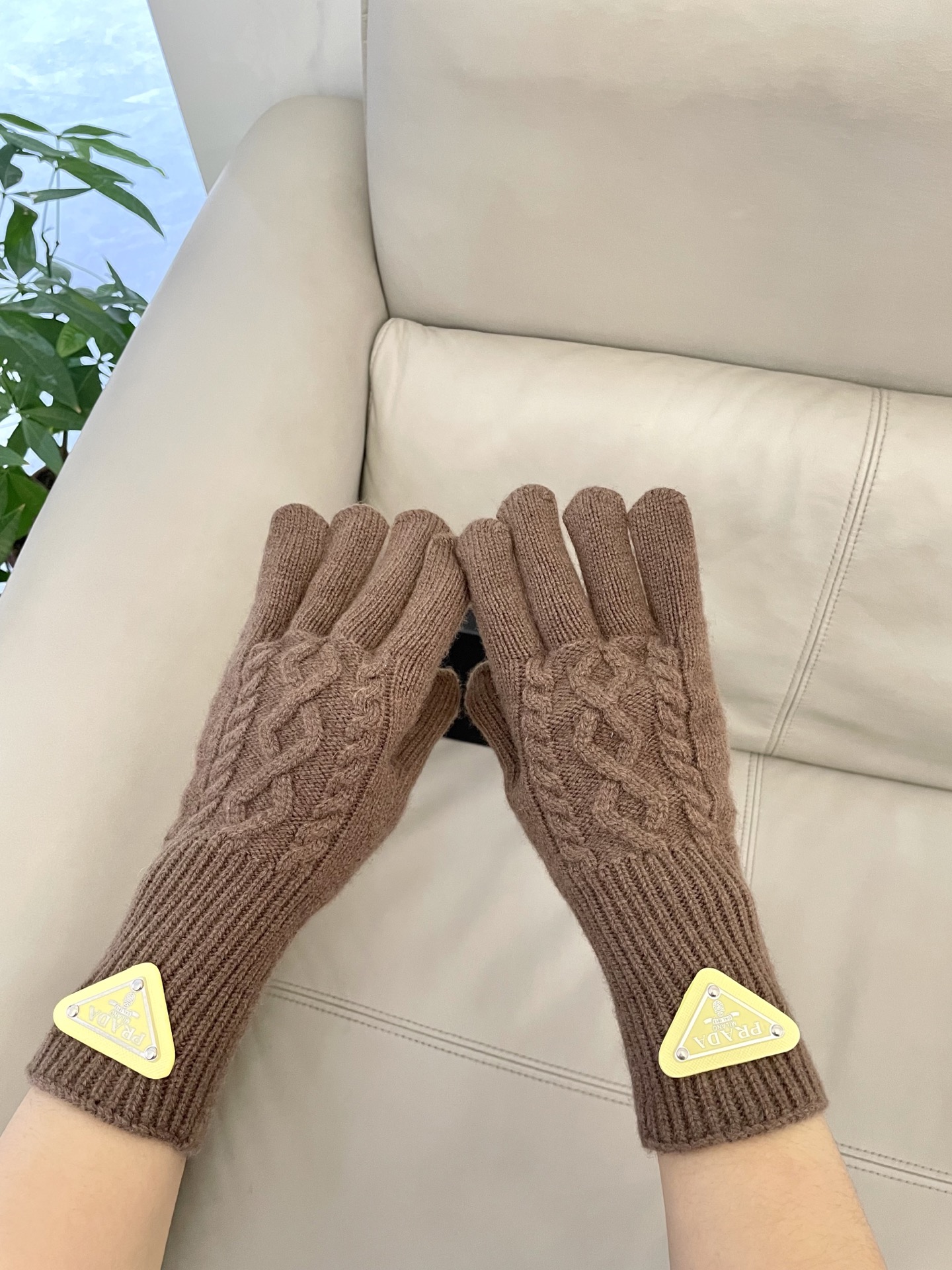 P120 普拉达秋冬羊毛针织手套🧤糖果纯色系列今年秋冬大火🔥 每色都超好看 搭配羊绒大衣绝美 立体版型剪裁 线条流畅 佩戴舒适 露指设计更加方便 贴合手型 
颜色：红色 绿色 米白 卡其 
黑色 咖啡