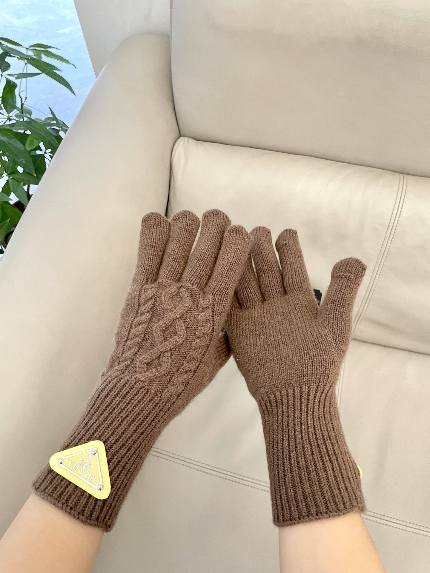 P120 普拉达秋冬羊毛针织手套🧤糖果纯色系列今年秋冬大火🔥 每色都超好看 搭配羊绒大衣绝美 立体版型剪裁 线条流畅 佩戴舒适 露指设计更加方便 贴合手型 
颜色：红色 绿色 米白 卡其 
黑色 咖啡