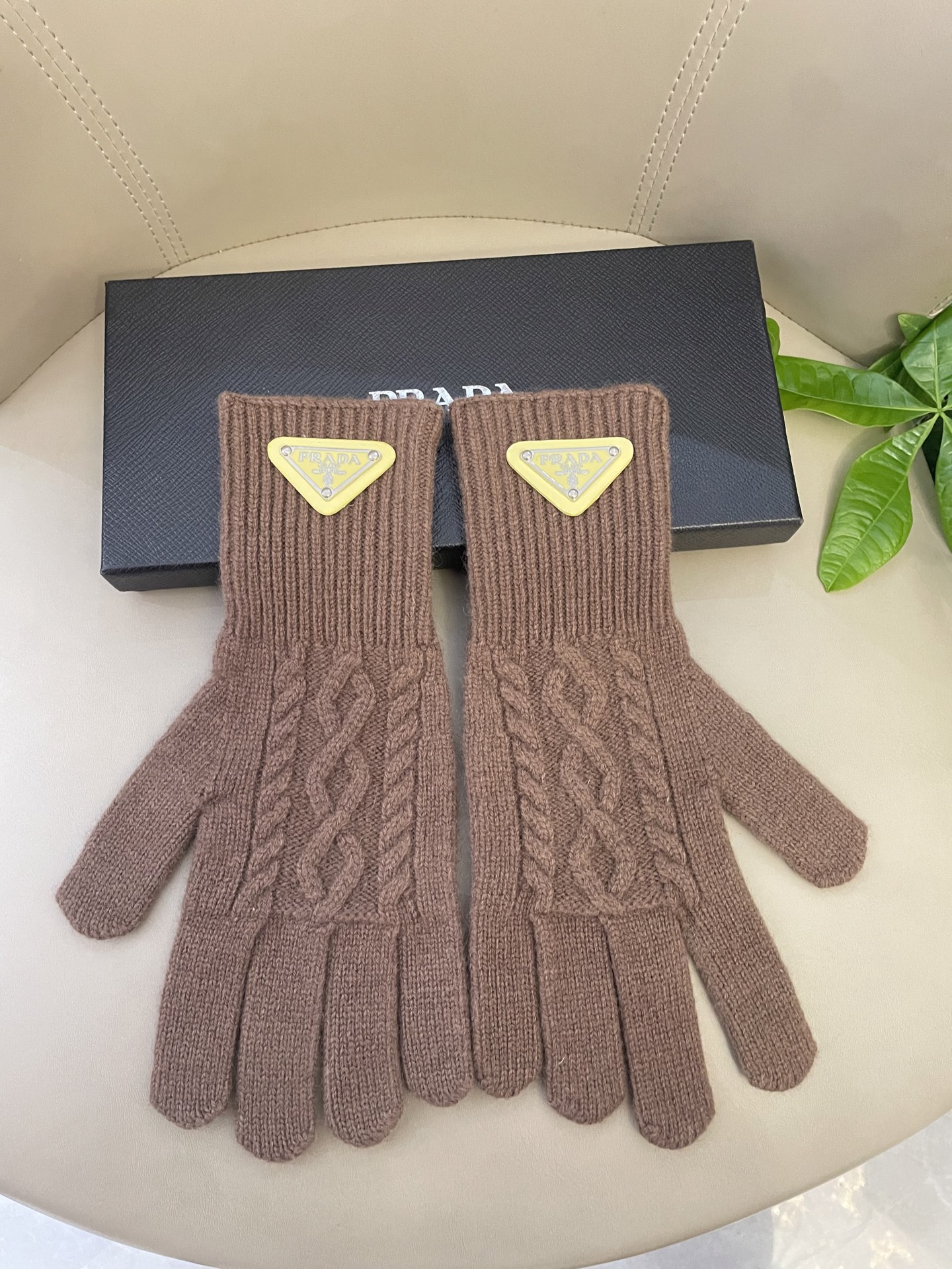 P120 普拉达秋冬羊毛针织手套🧤糖果纯色系列今年秋冬大火🔥 每色都超好看 搭配羊绒大衣绝美 立体版型剪裁 线条流畅 佩戴舒适 露指设计更加方便 贴合手型 
颜色：红色 绿色 米白 卡其 
黑色 咖啡