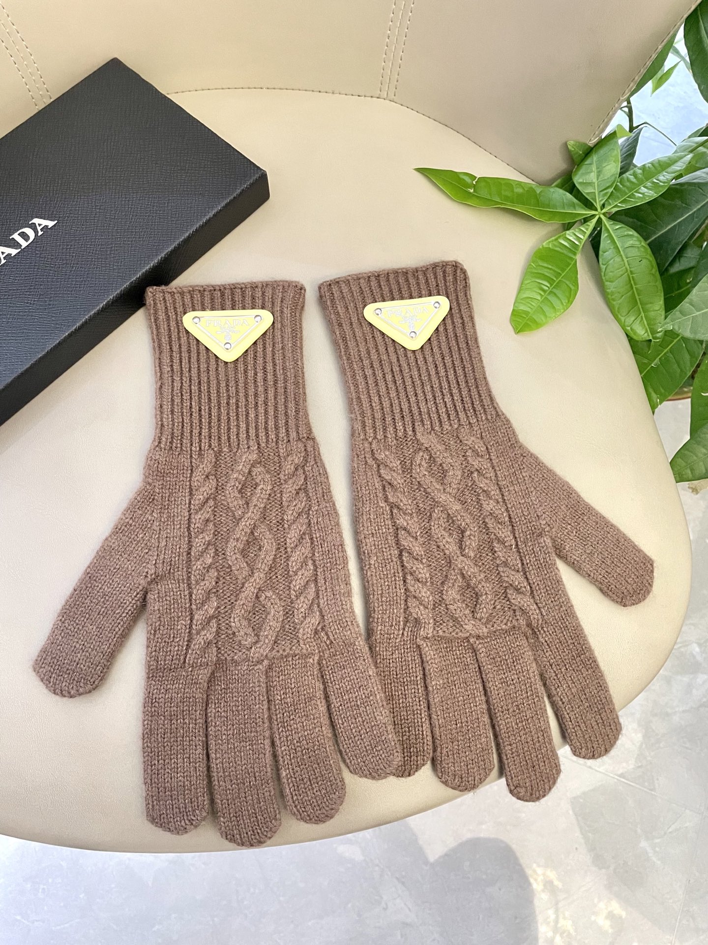 P120 普拉达秋冬羊毛针织手套🧤糖果纯色系列今年秋冬大火🔥 每色都超好看 搭配羊绒大衣绝美 立体版型剪裁 线条流畅 佩戴舒适 露指设计更加方便 贴合手型 
颜色：红色 绿色 米白 卡其 
黑色 咖啡