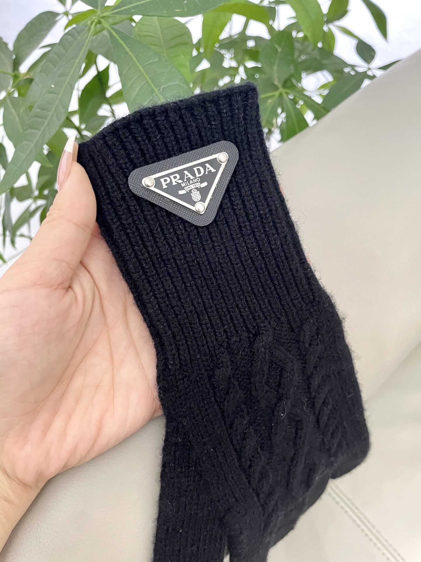 P120 普拉达秋冬羊毛针织手套🧤糖果纯色系列今年秋冬大火🔥 每色都超好看 搭配羊绒大衣绝美 立体版型剪裁 线条流畅 佩戴舒适 露指设计更加方便 贴合手型 
颜色：红色 绿色 米白 卡其 
黑色 咖啡