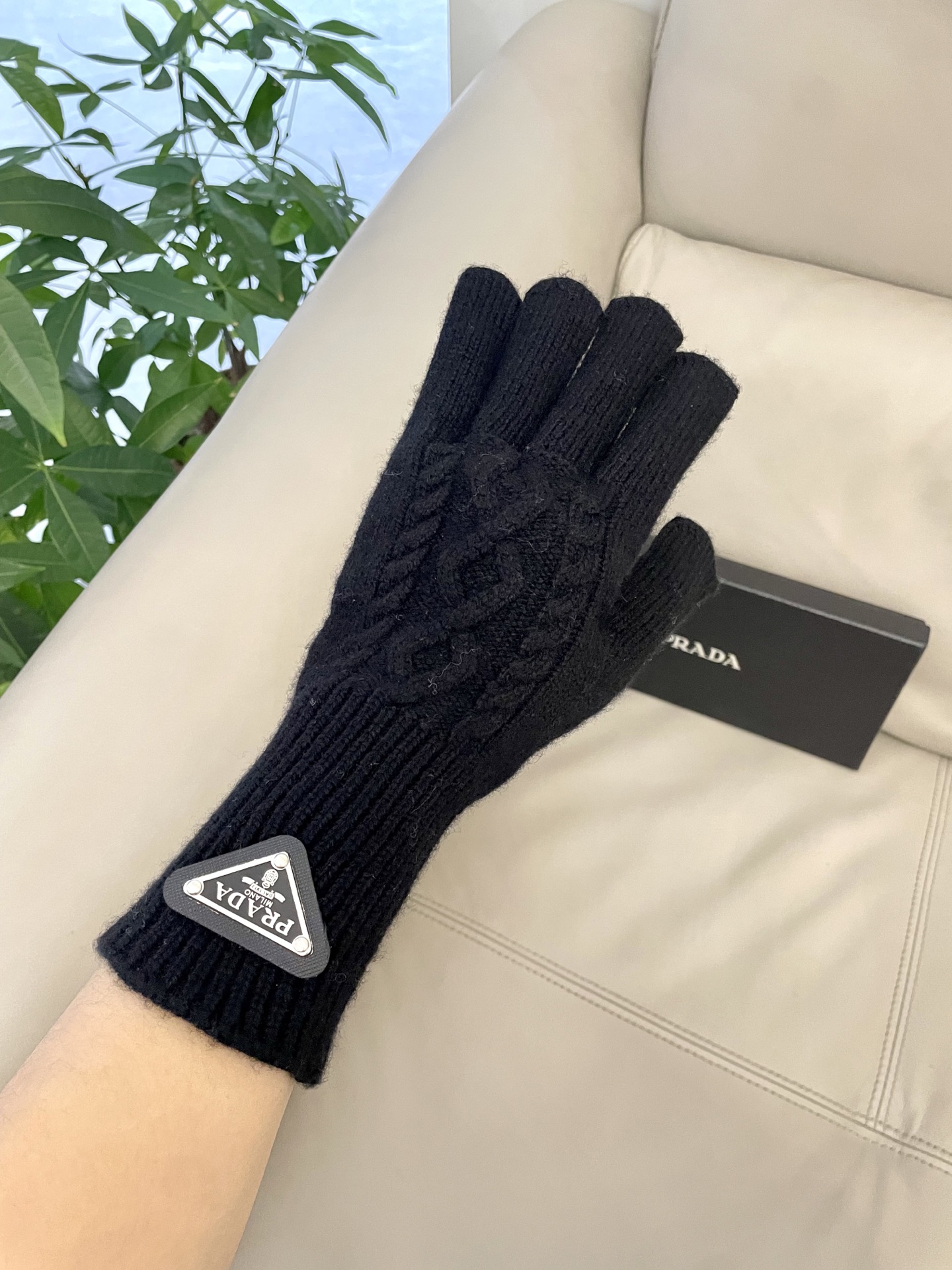 P120 普拉达秋冬羊毛针织手套🧤糖果纯色系列今年秋冬大火🔥 每色都超好看 搭配羊绒大衣绝美 立体版型剪裁 线条流畅 佩戴舒适 露指设计更加方便 贴合手型 
颜色：红色 绿色 米白 卡其 
黑色 咖啡