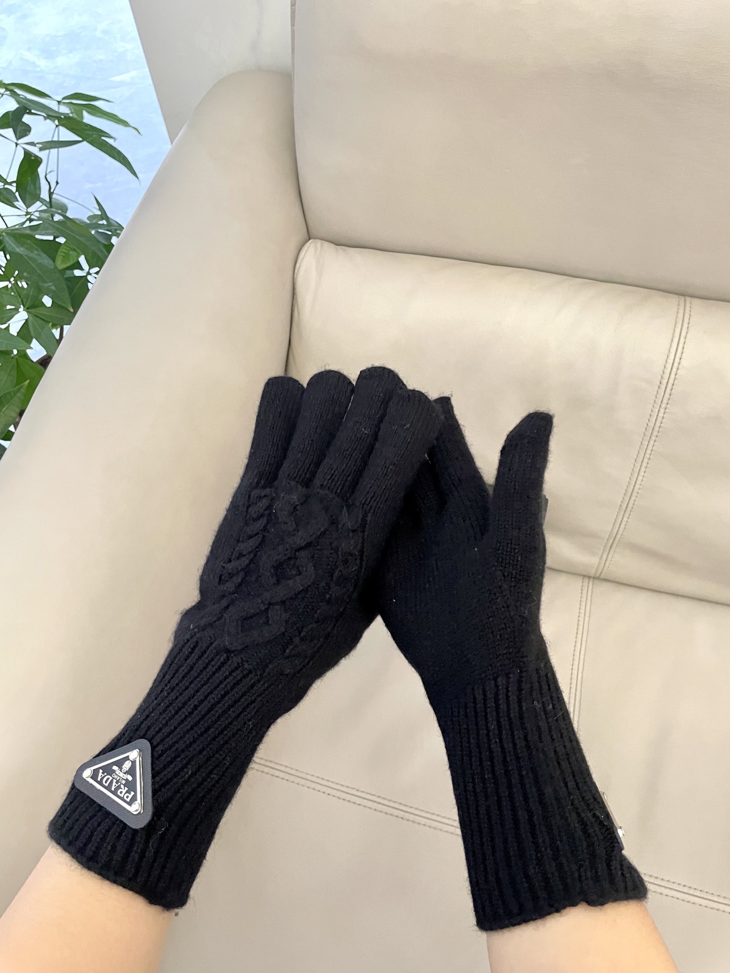 P120 普拉达秋冬羊毛针织手套🧤糖果纯色系列今年秋冬大火🔥 每色都超好看 搭配羊绒大衣绝美 立体版型剪裁 线条流畅 佩戴舒适 露指设计更加方便 贴合手型 
颜色：红色 绿色 米白 卡其 
黑色 咖啡