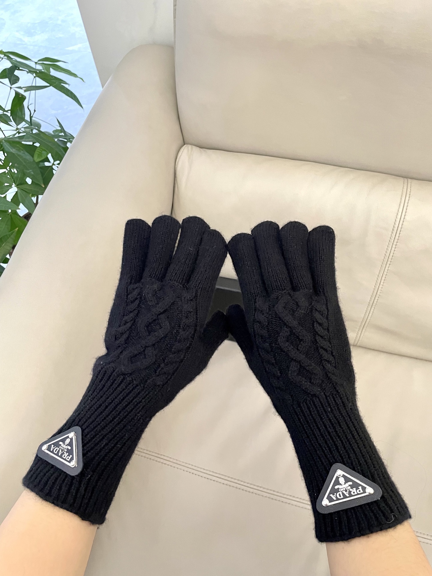 P120 普拉达秋冬羊毛针织手套🧤糖果纯色系列今年秋冬大火🔥 每色都超好看 搭配羊绒大衣绝美 立体版型剪裁 线条流畅 佩戴舒适 露指设计更加方便 贴合手型 
颜色：红色 绿色 米白 卡其 
黑色 咖啡