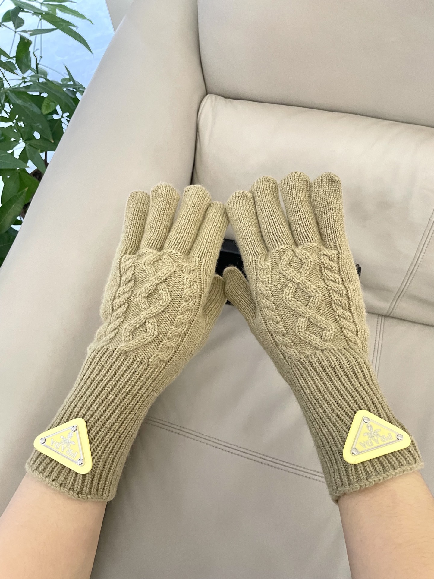 P120 普拉达秋冬羊毛针织手套🧤糖果纯色系列今年秋冬大火🔥 每色都超好看 搭配羊绒大衣绝美 立体版型剪裁 线条流畅 佩戴舒适 露指设计更加方便 贴合手型 
颜色：红色 绿色 米白 卡其 
黑色 咖啡