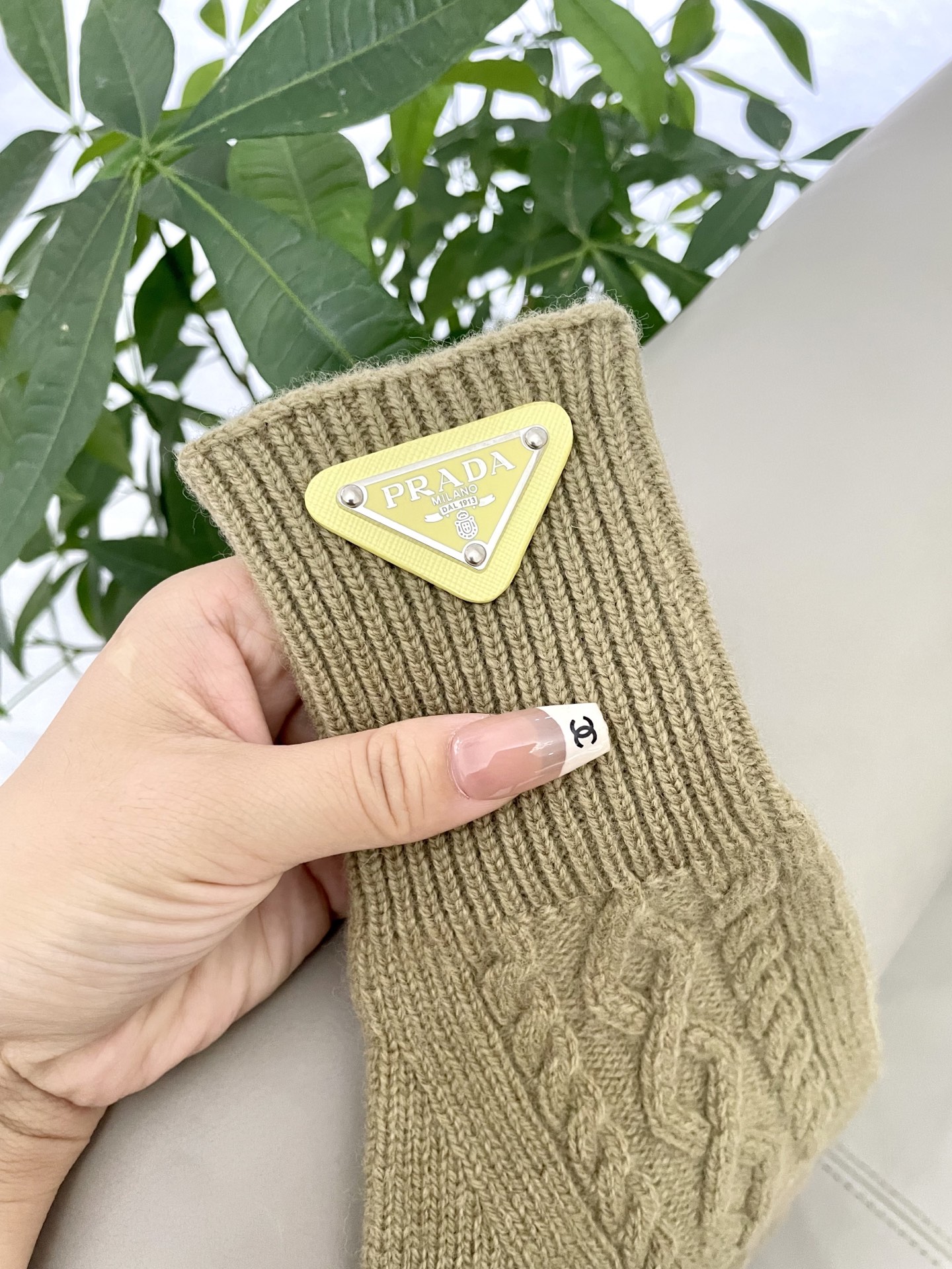 P120 普拉达秋冬羊毛针织手套🧤糖果纯色系列今年秋冬大火🔥 每色都超好看 搭配羊绒大衣绝美 立体版型剪裁 线条流畅 佩戴舒适 露指设计更加方便 贴合手型 
颜色：红色 绿色 米白 卡其 
黑色 咖啡