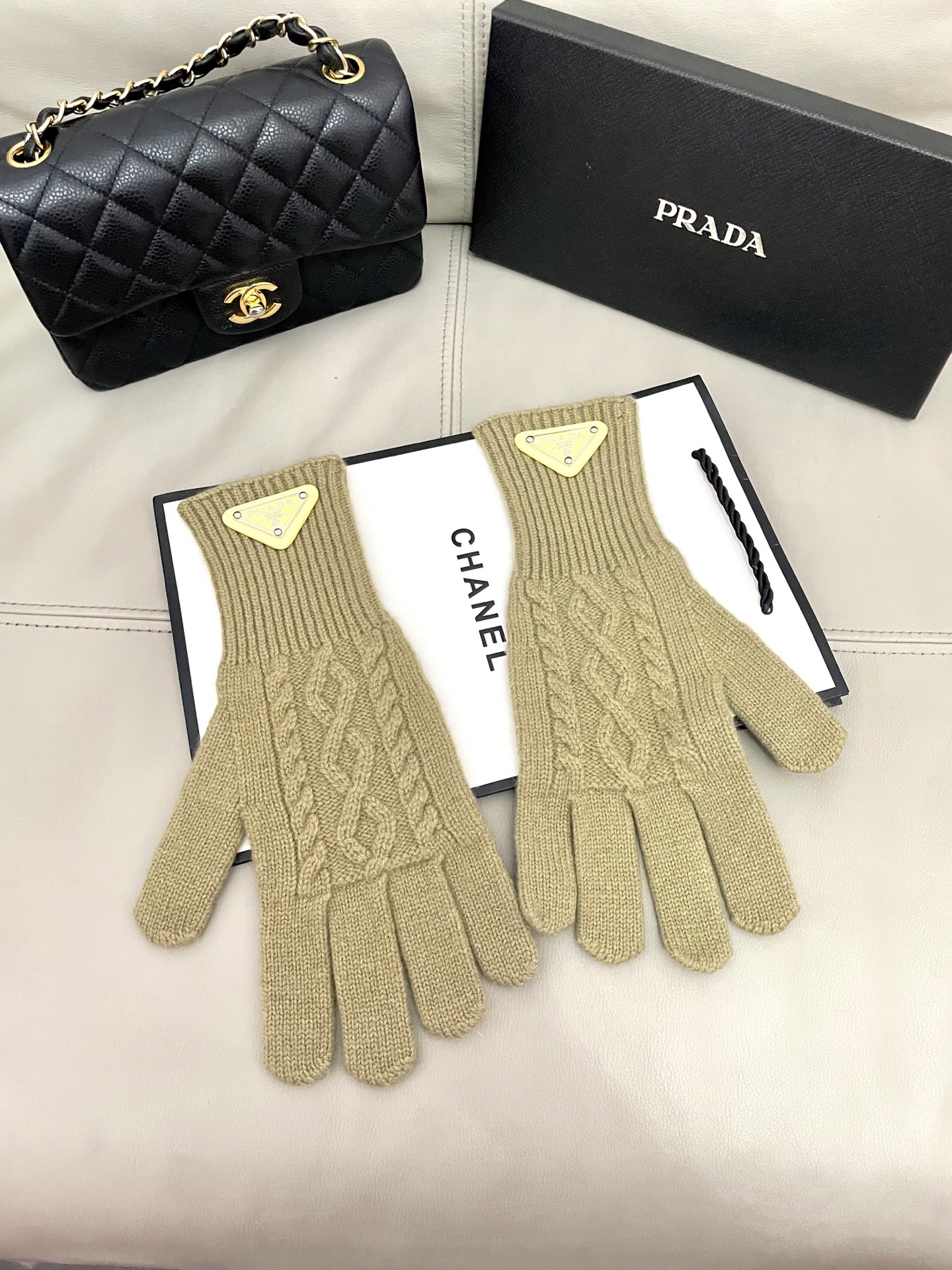 P120 普拉达秋冬羊毛针织手套🧤糖果纯色系列今年秋冬大火🔥 每色都超好看 搭配羊绒大衣绝美 立体版型剪裁 线条流畅 佩戴舒适 露指设计更加方便 贴合手型 
颜色：红色 绿色 米白 卡其 
黑色 咖啡