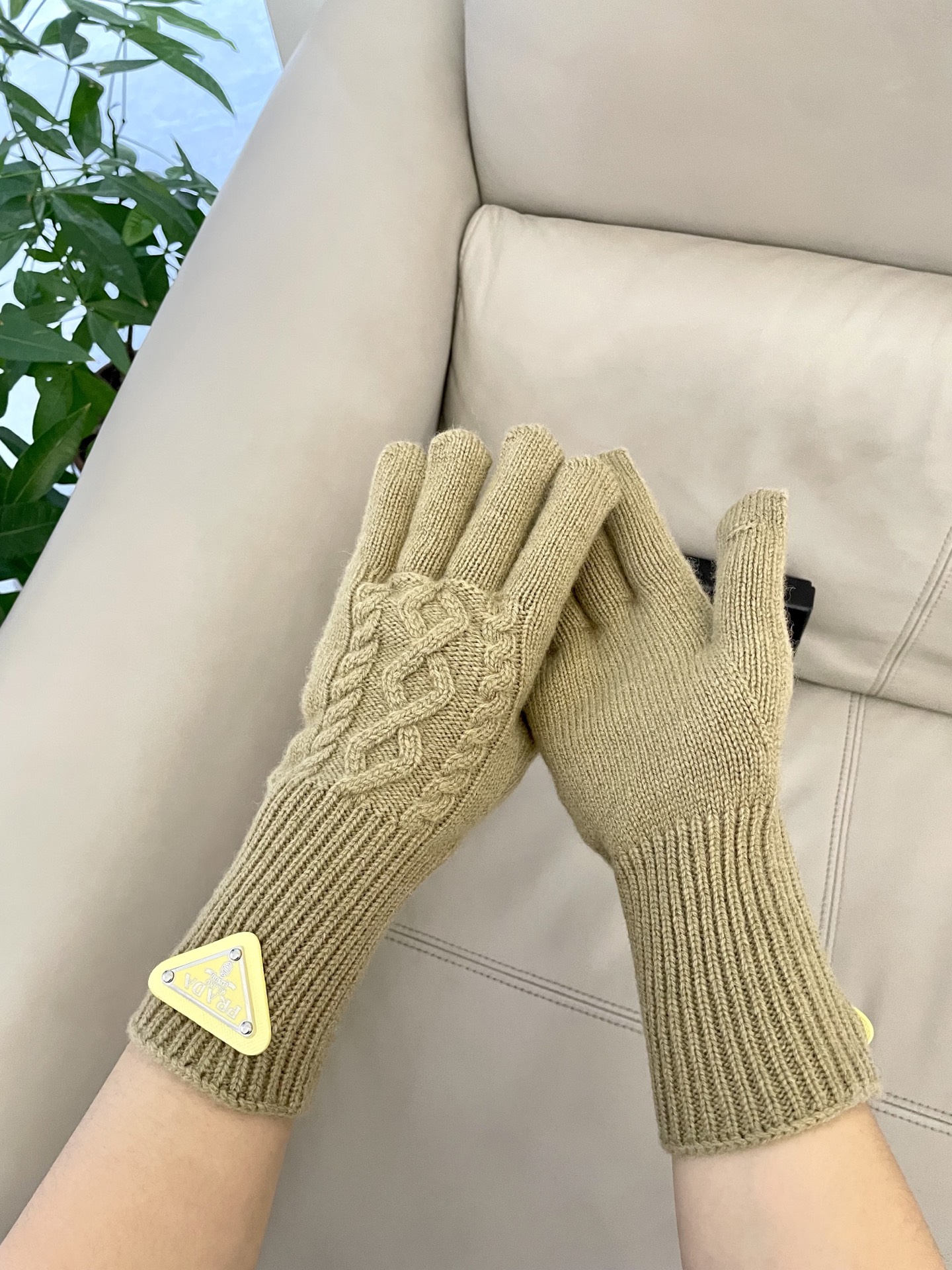 P120 普拉达秋冬羊毛针织手套🧤糖果纯色系列今年秋冬大火🔥 每色都超好看 搭配羊绒大衣绝美 立体版型剪裁 线条流畅 佩戴舒适 露指设计更加方便 贴合手型 
颜色：红色 绿色 米白 卡其 
黑色 咖啡