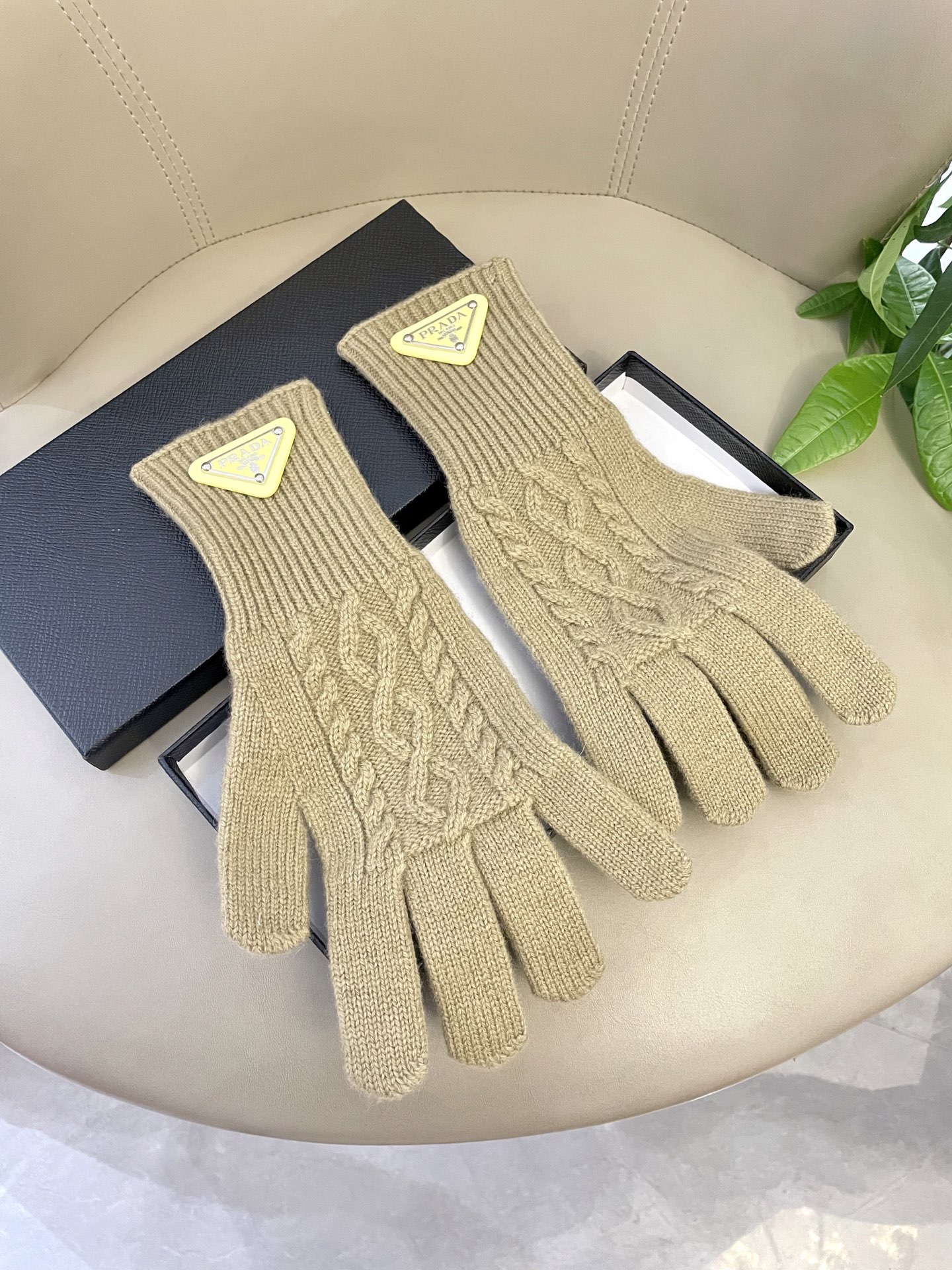 P120 普拉达秋冬羊毛针织手套🧤糖果纯色系列今年秋冬大火🔥 每色都超好看 搭配羊绒大衣绝美 立体版型剪裁 线条流畅 佩戴舒适 露指设计更加方便 贴合手型 
颜色：红色 绿色 米白 卡其 
黑色 咖啡