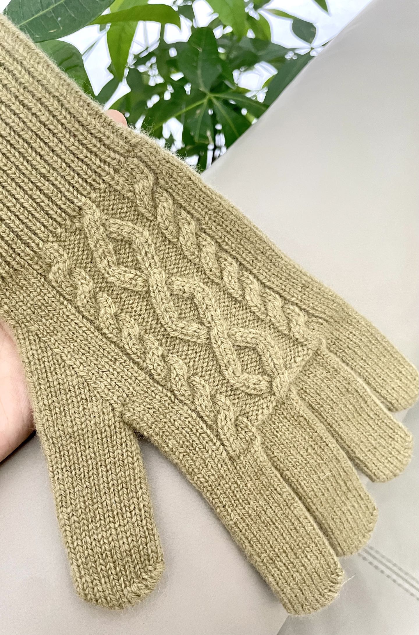 P120 普拉达秋冬羊毛针织手套🧤糖果纯色系列今年秋冬大火🔥 每色都超好看 搭配羊绒大衣绝美 立体版型剪裁 线条流畅 佩戴舒适 露指设计更加方便 贴合手型 
颜色：红色 绿色 米白 卡其 
黑色 咖啡