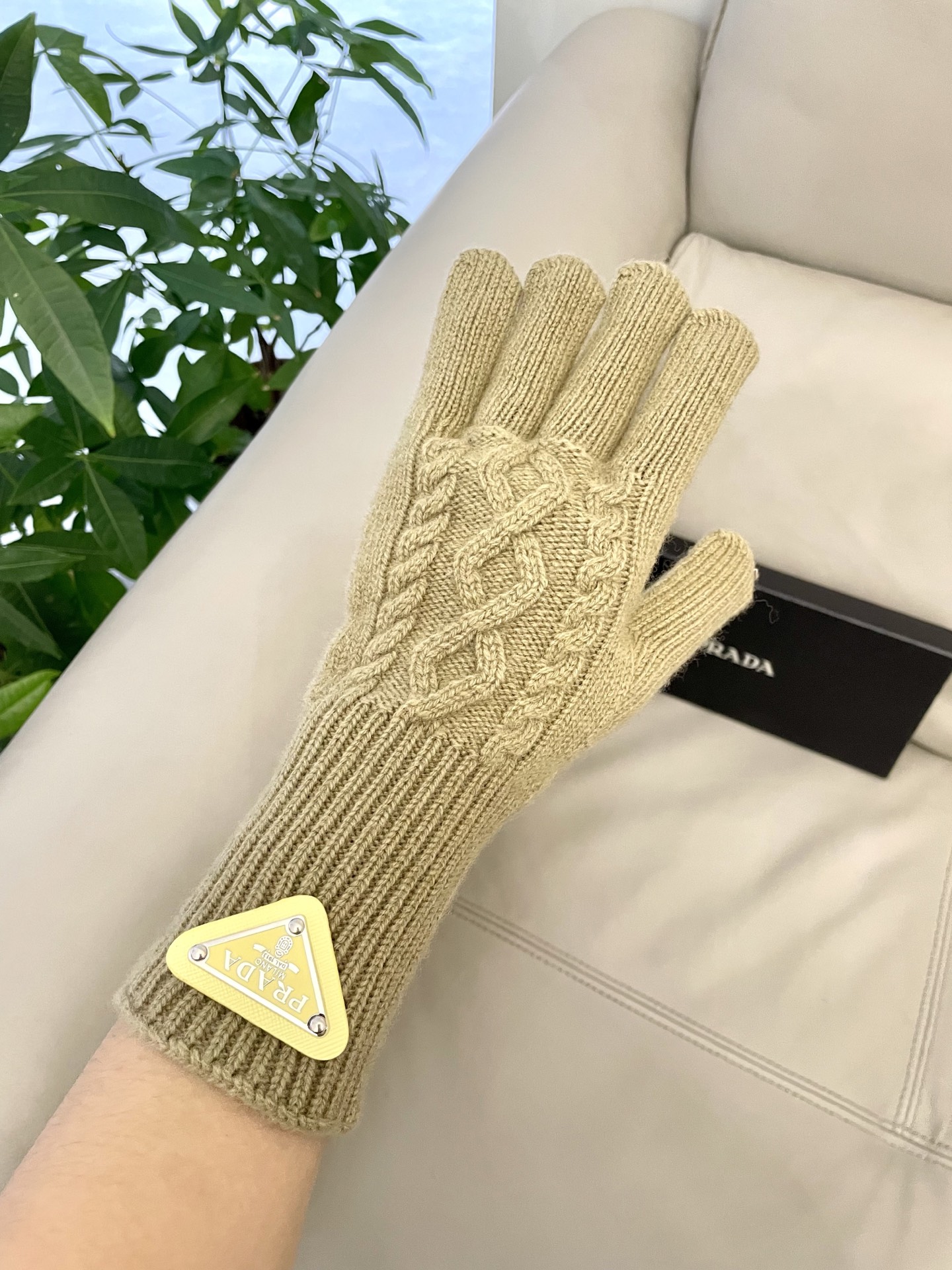 P120 普拉达秋冬羊毛针织手套🧤糖果纯色系列今年秋冬大火🔥 每色都超好看 搭配羊绒大衣绝美 立体版型剪裁 线条流畅 佩戴舒适 露指设计更加方便 贴合手型 
颜色：红色 绿色 米白 卡其 
黑色 咖啡